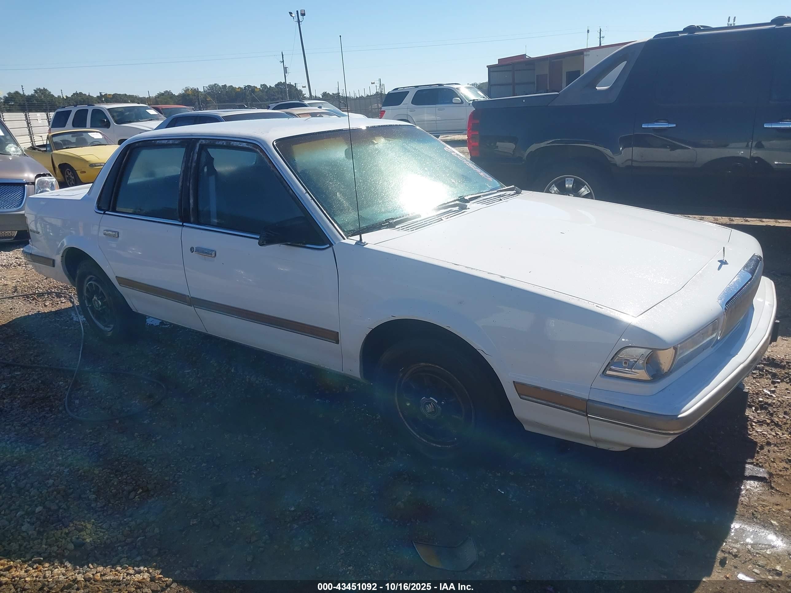 1996 Buick Century Special/custom/limited White vin: 1G4AG55M7T6464778