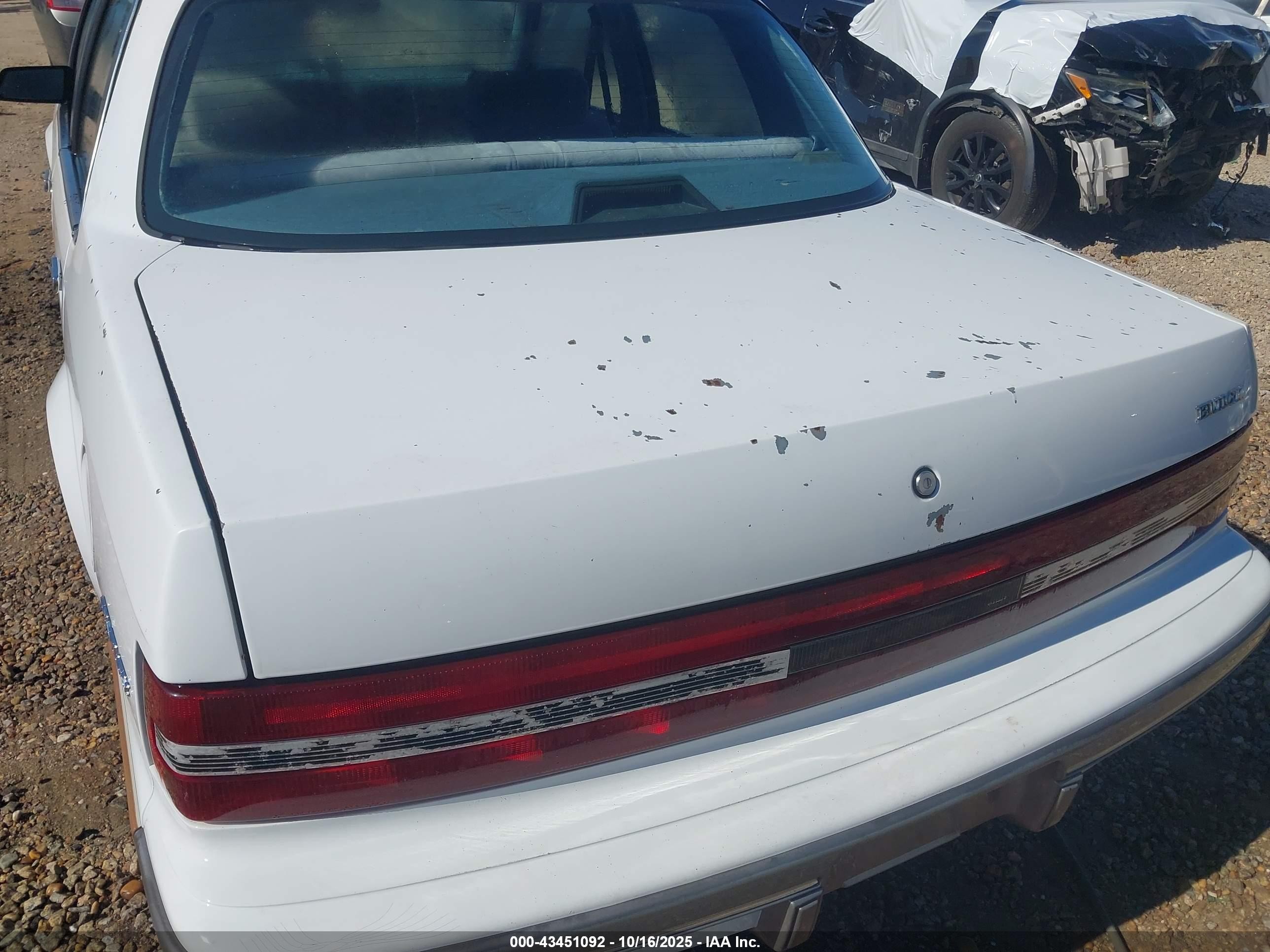 1996 Buick Century Special/custom/limited White vin: 1G4AG55M7T6464778