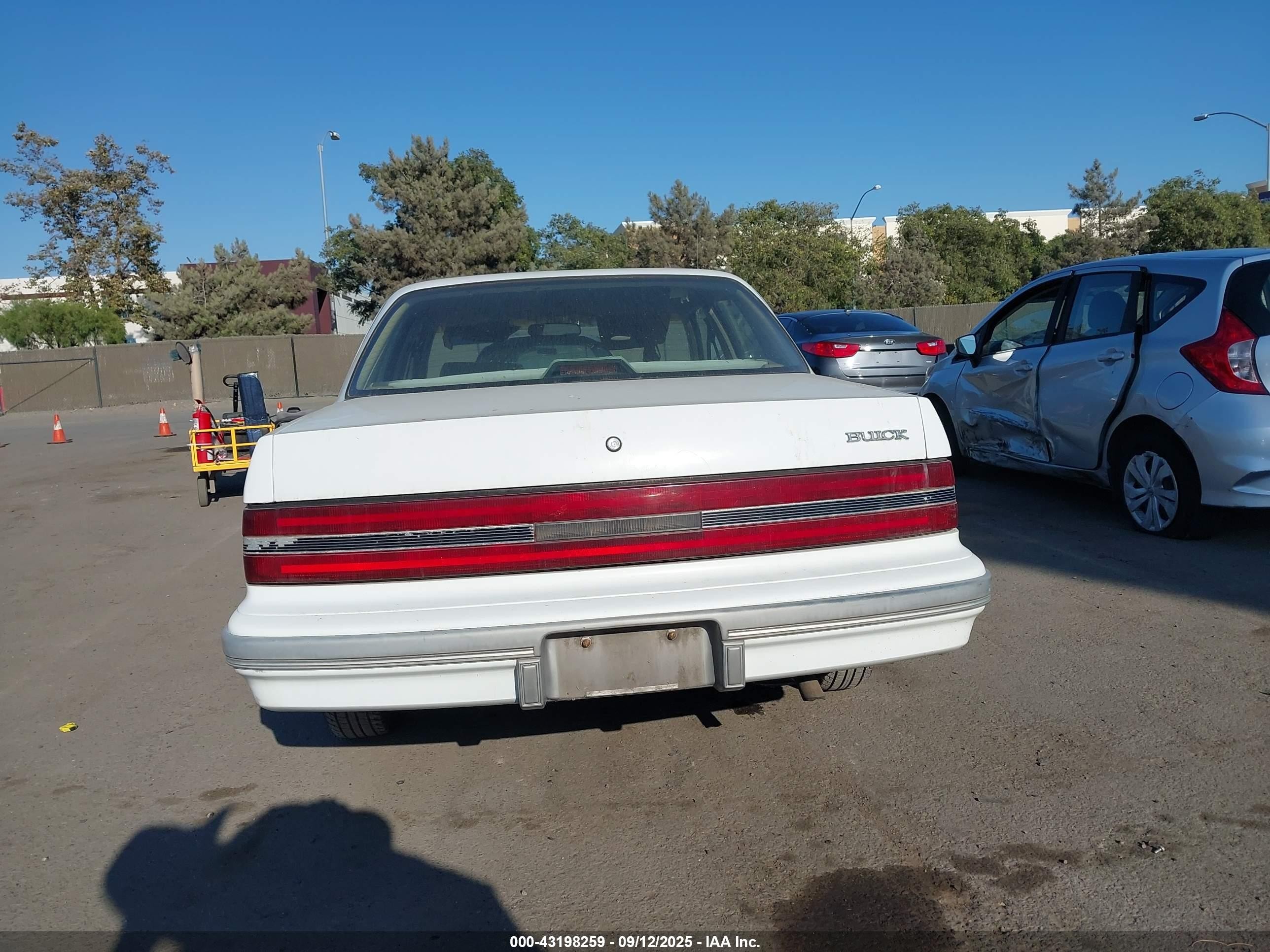 1996 Buick Century Special/custom/limited White vin: 1G4AG55M8T6478902