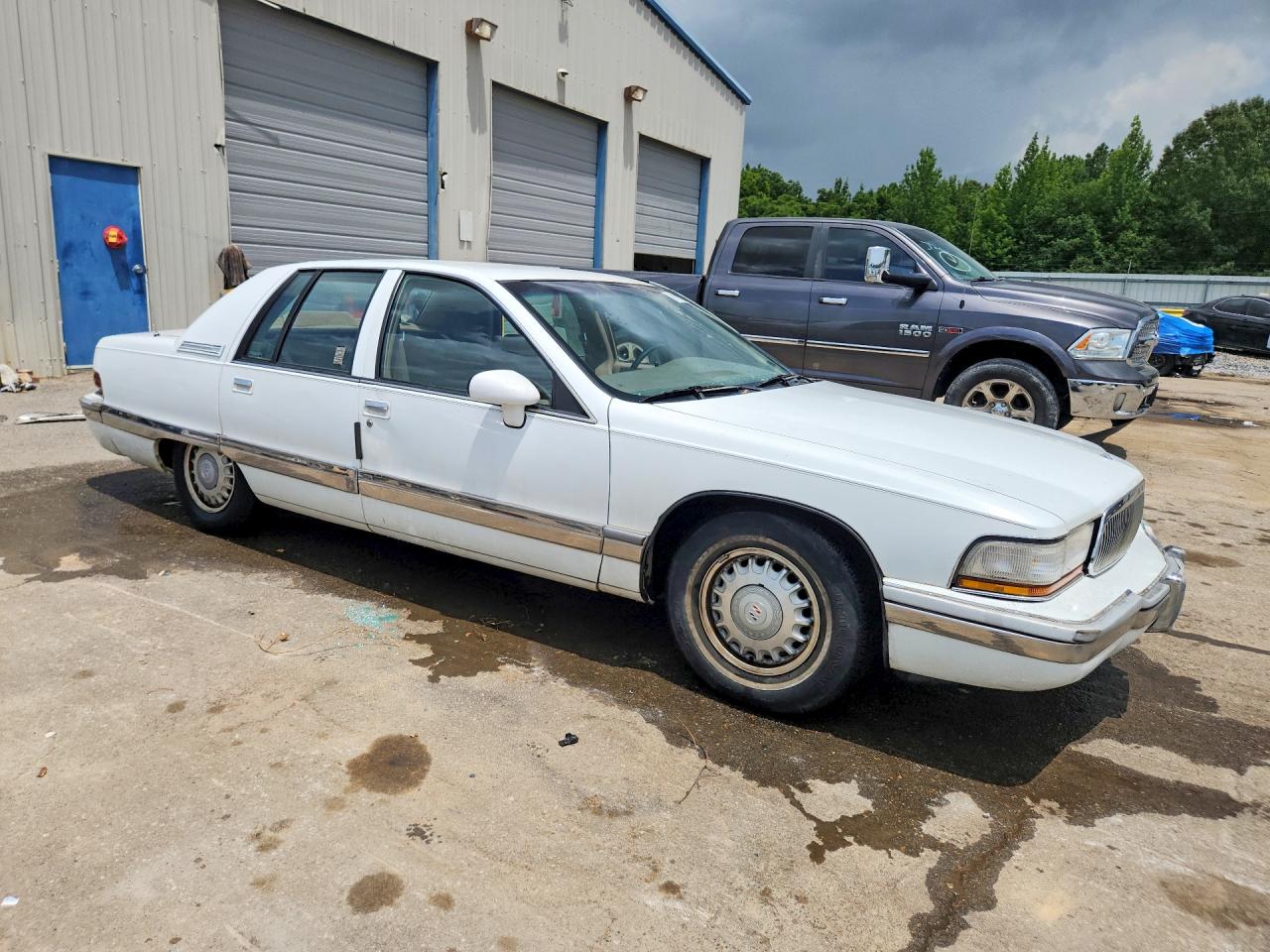 1994 Buick Roadmaster White vin: 1G4BN52P2RR435642