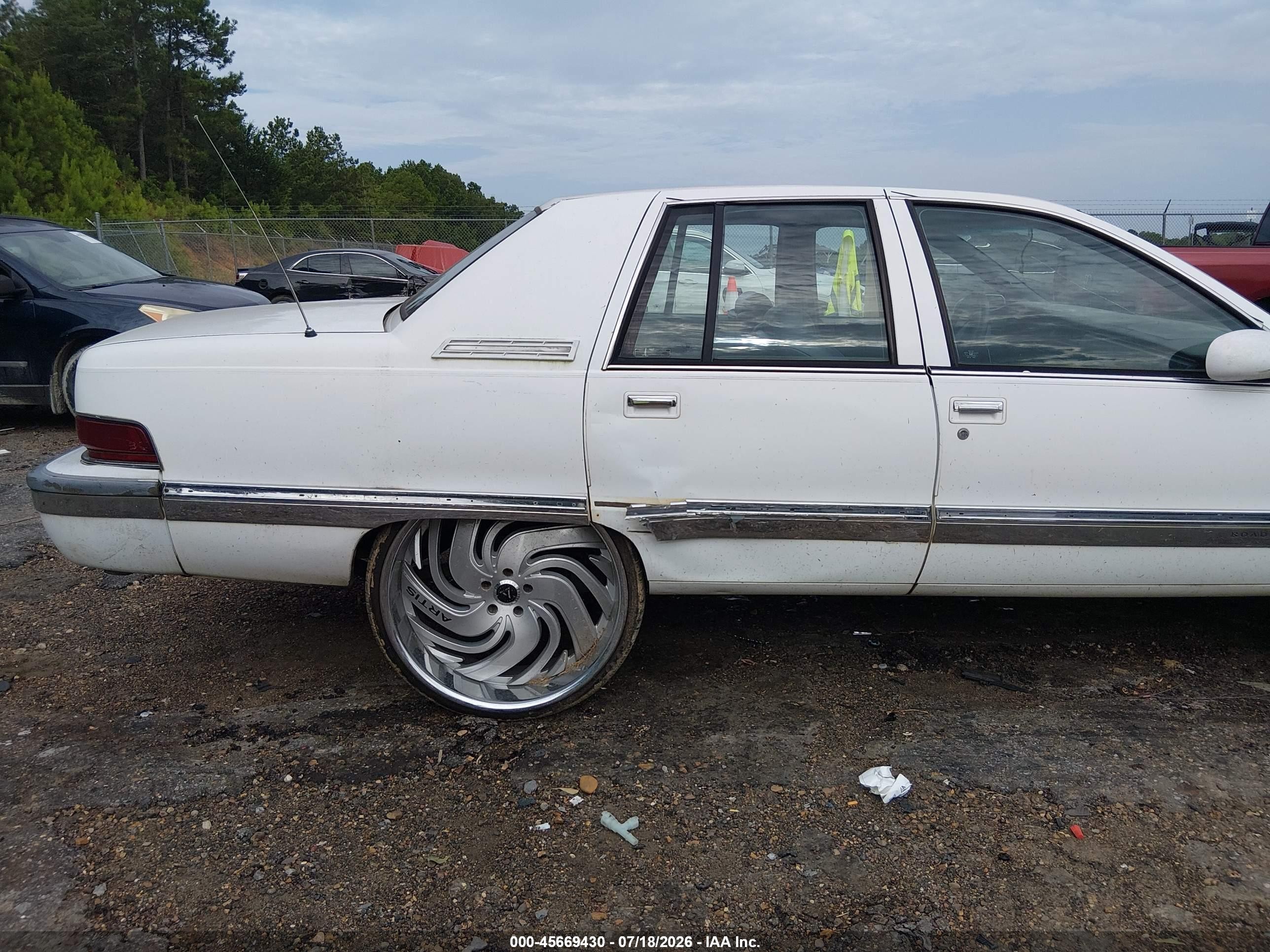 1996 Buick Roadmaster   White vin: 1G4BN52P2TR400123