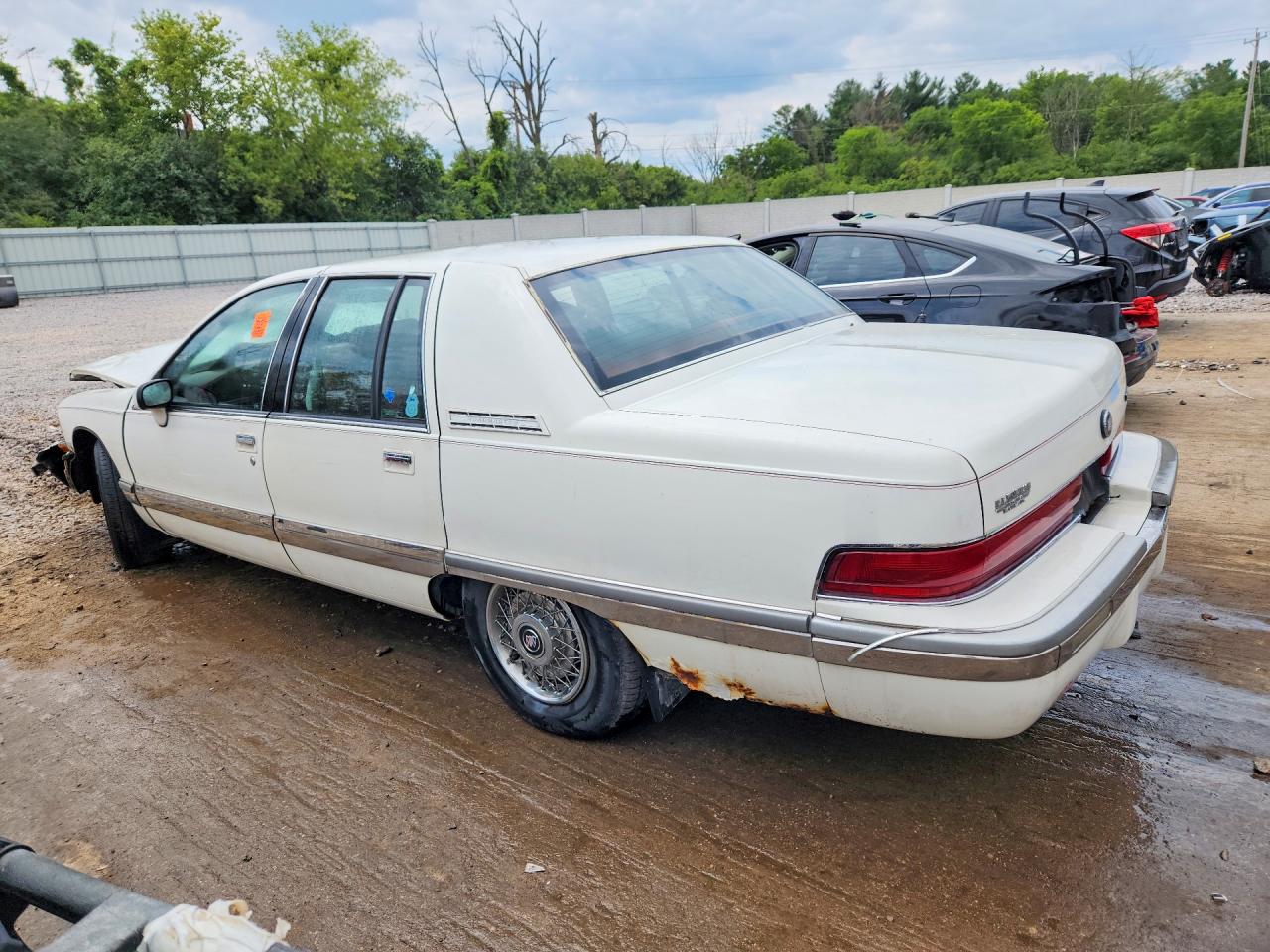 1992 Buick Roadmaster White vin: 1G4BN5371NR416752