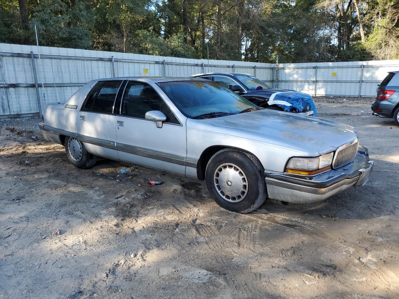 1992 Buick Roadmaster Silver vin: 1G4BN5377NR453577