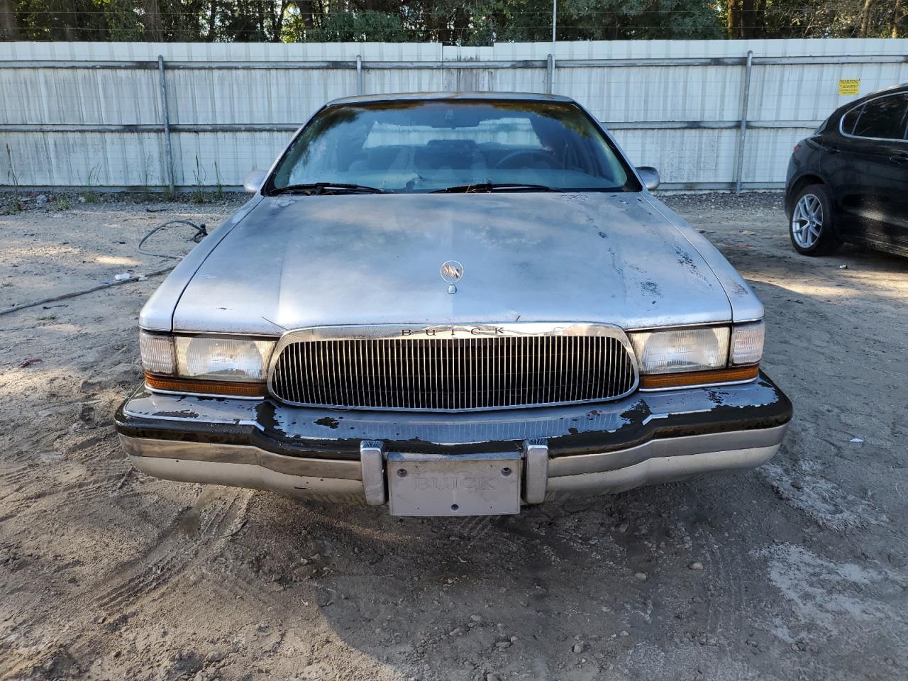 1992 Buick Roadmaster Silver vin: 1G4BN5377NR453577