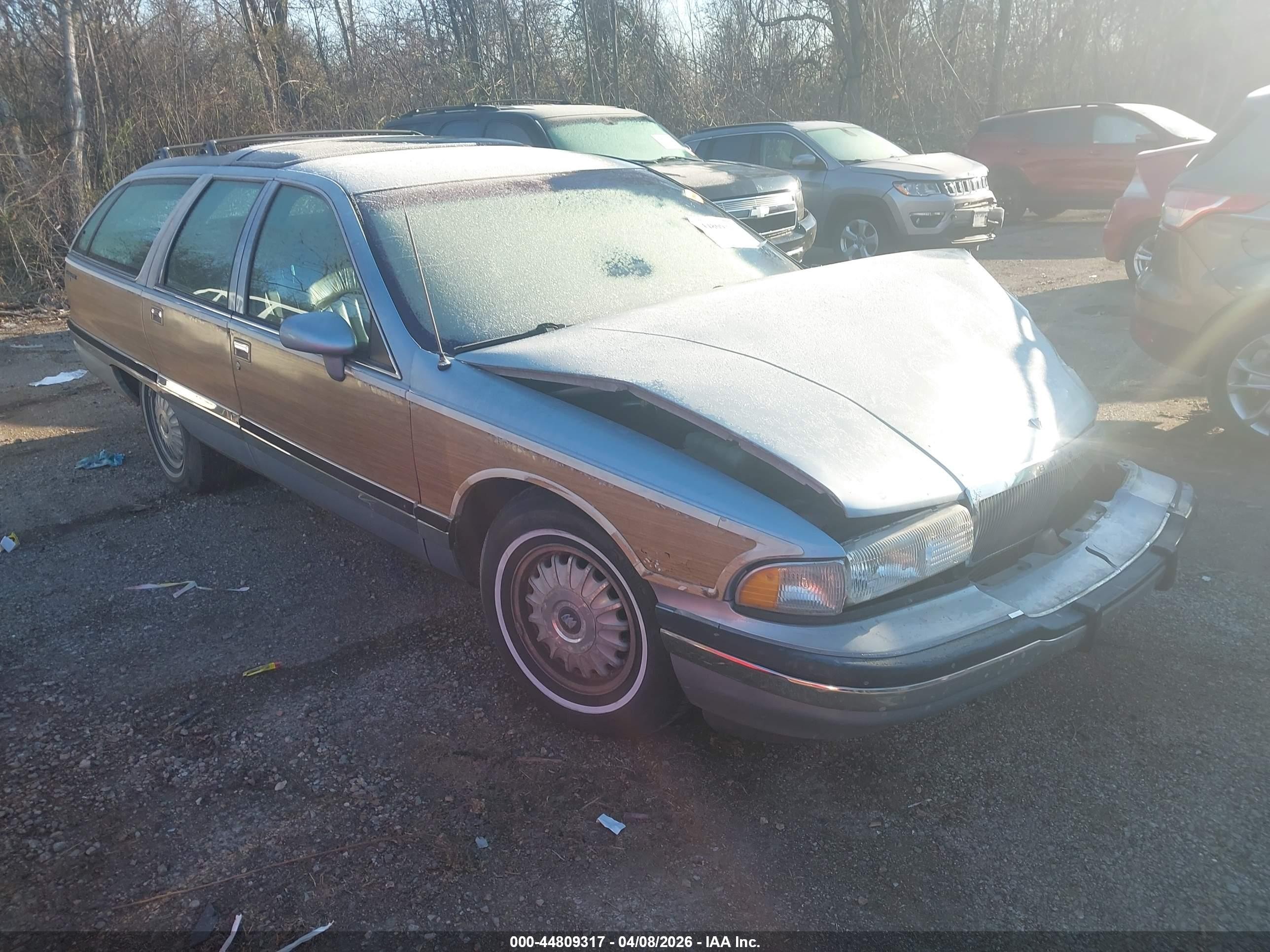 1994 Buick Roadmaster Estate Silver vin: 1G4BR82P5RR422972