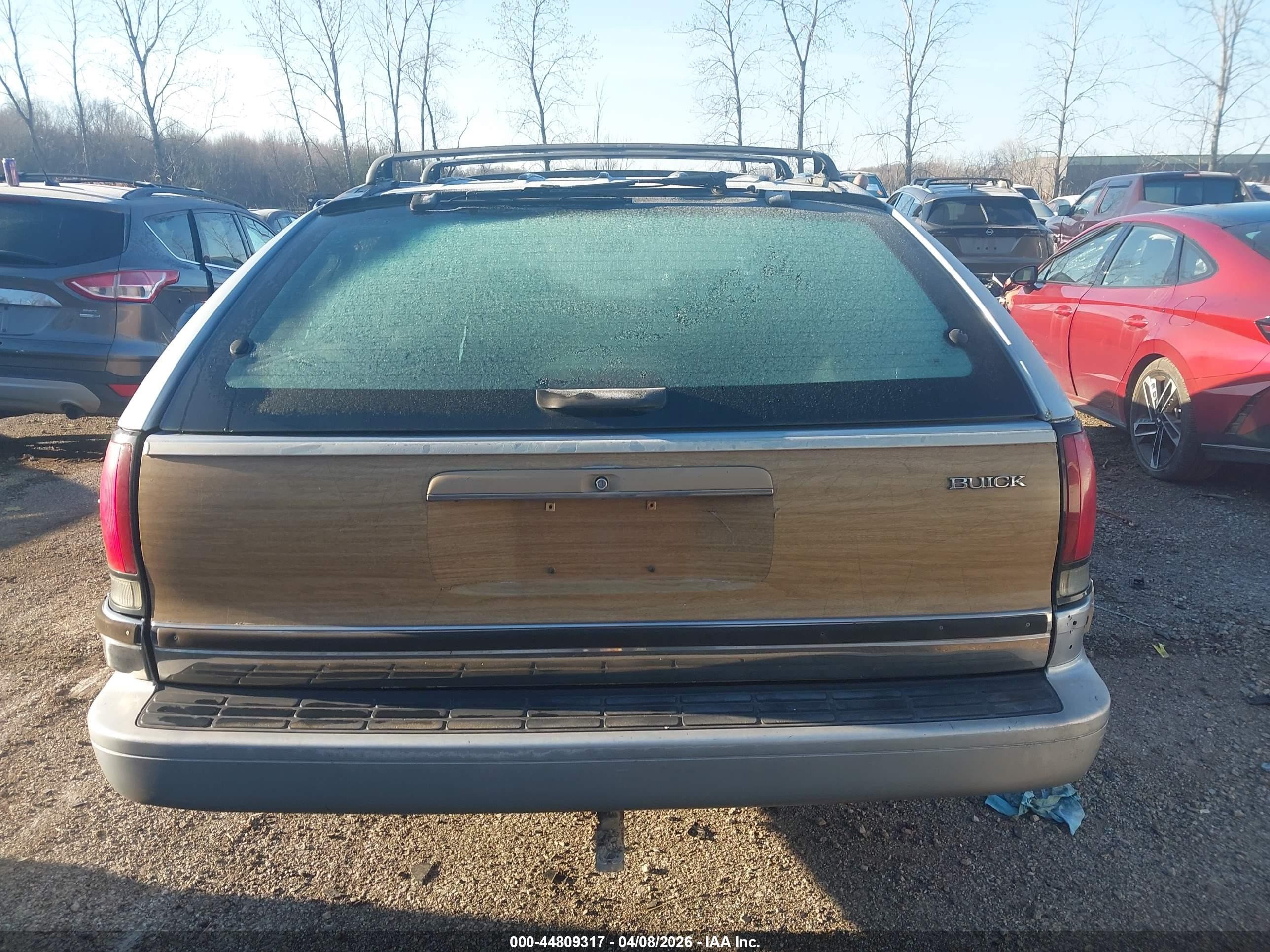 1994 Buick Roadmaster Estate Silver vin: 1G4BR82P5RR422972