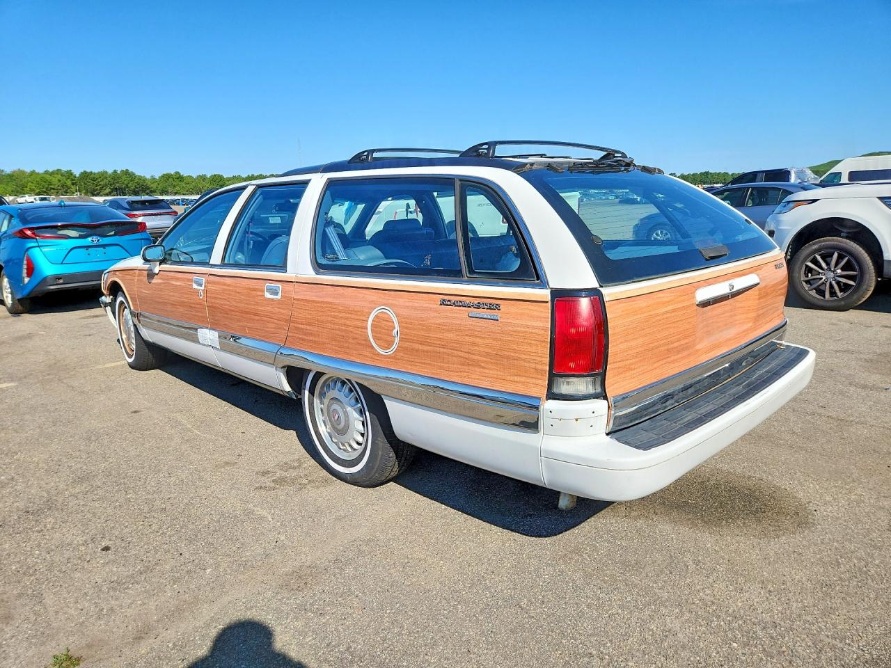1994 Buick Roadmaster Estate White vin: 1G4BR82P5RR424303