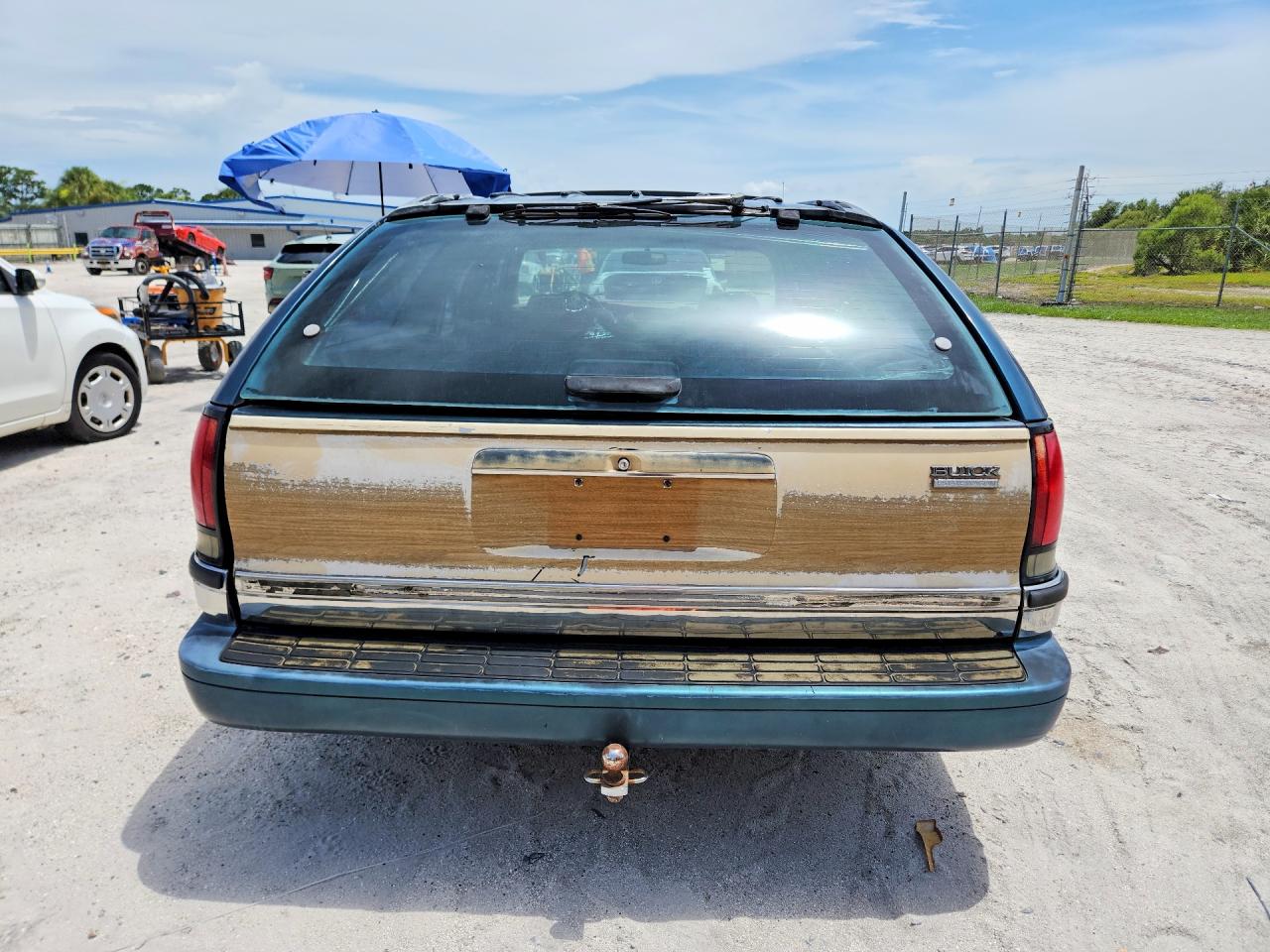 1995 Buick Roadmaster Estate Two Tone vin: 1G4BR82P8SR416654