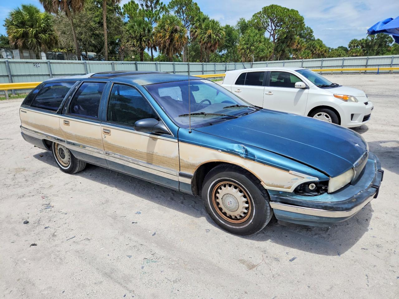 1995 Buick Roadmaster Estate Two Tone vin: 1G4BR82P8SR416654