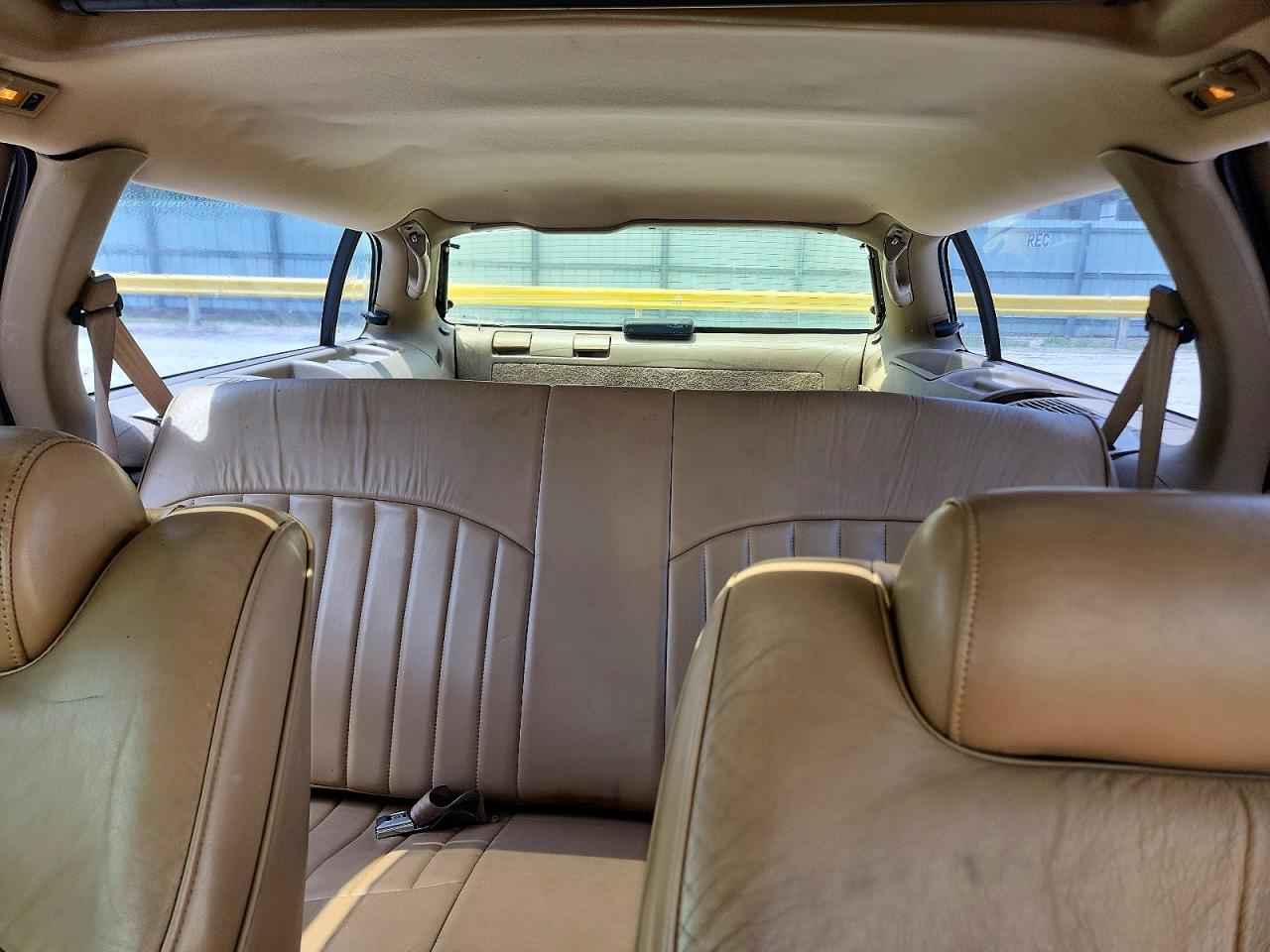 1995 Buick Roadmaster Estate Two Tone vin: 1G4BR82P8SR416654