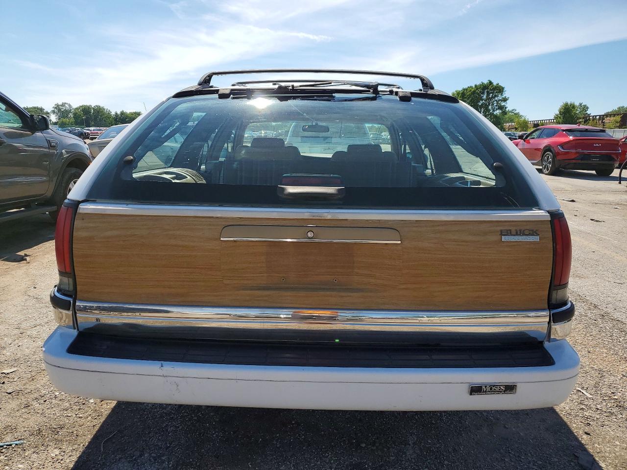 1996 Buick Roadmaster Base White vin: 1G4BR82PXTR418147