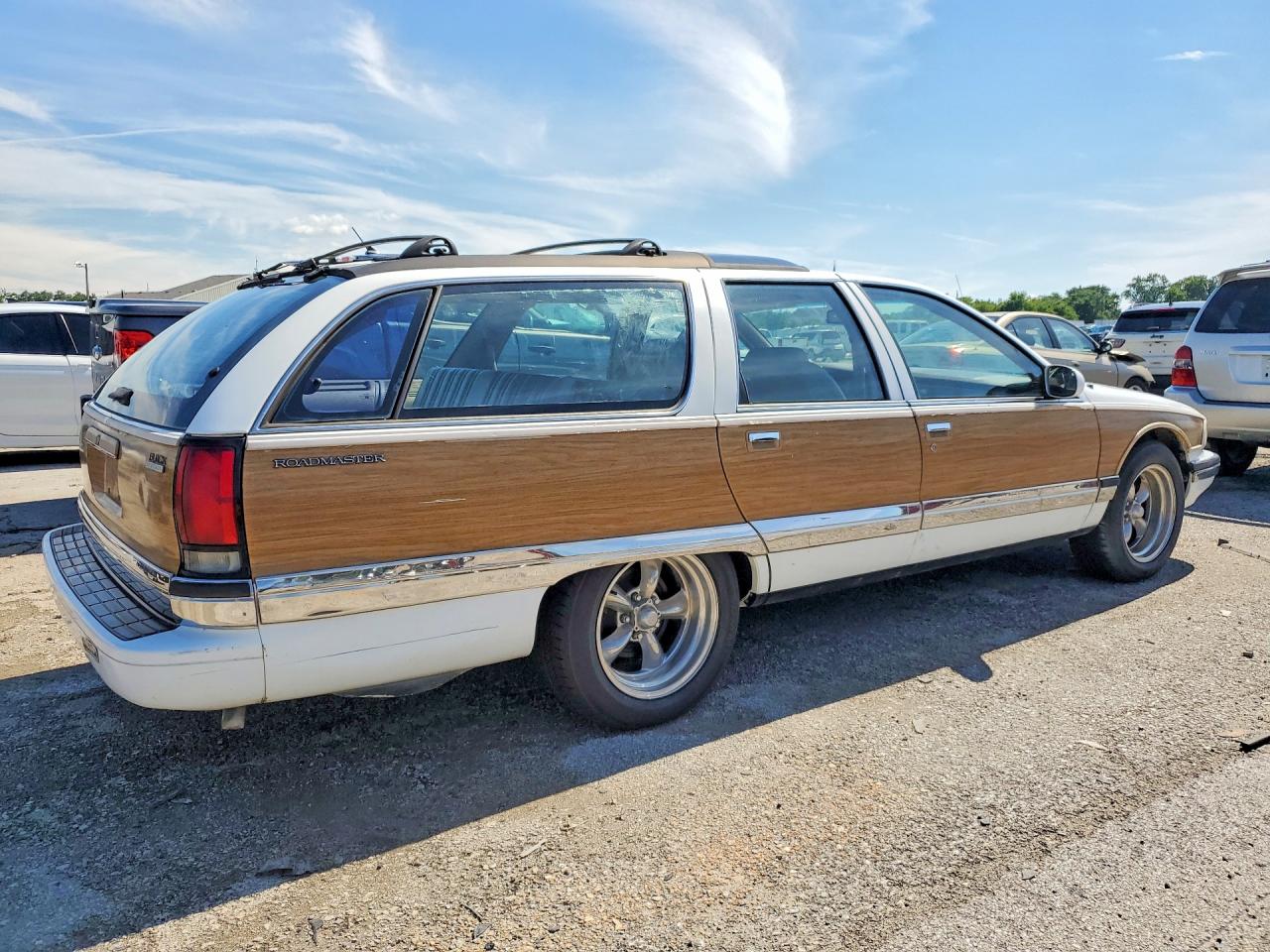 1996 Buick Roadmaster Base White vin: 1G4BR82PXTR418147