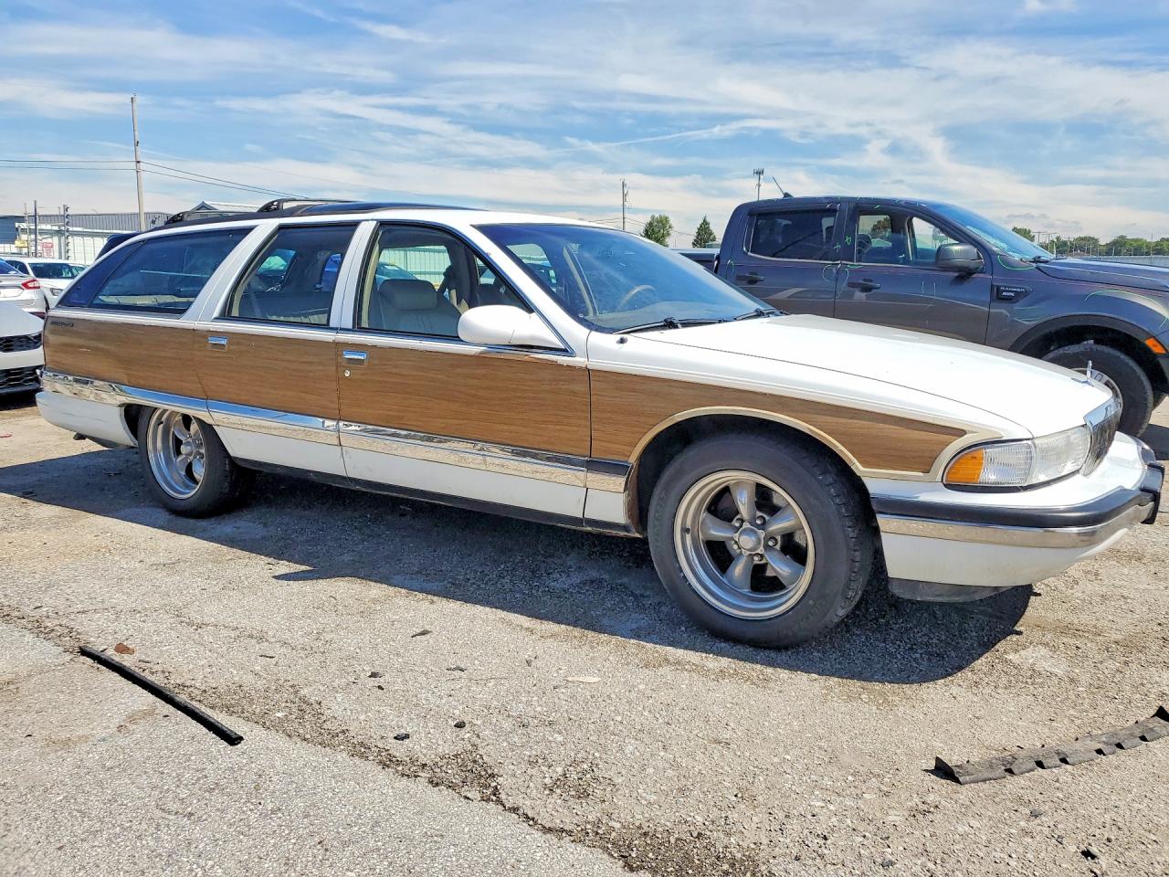 1996 Buick Roadmaster Base White vin: 1G4BR82PXTR418147