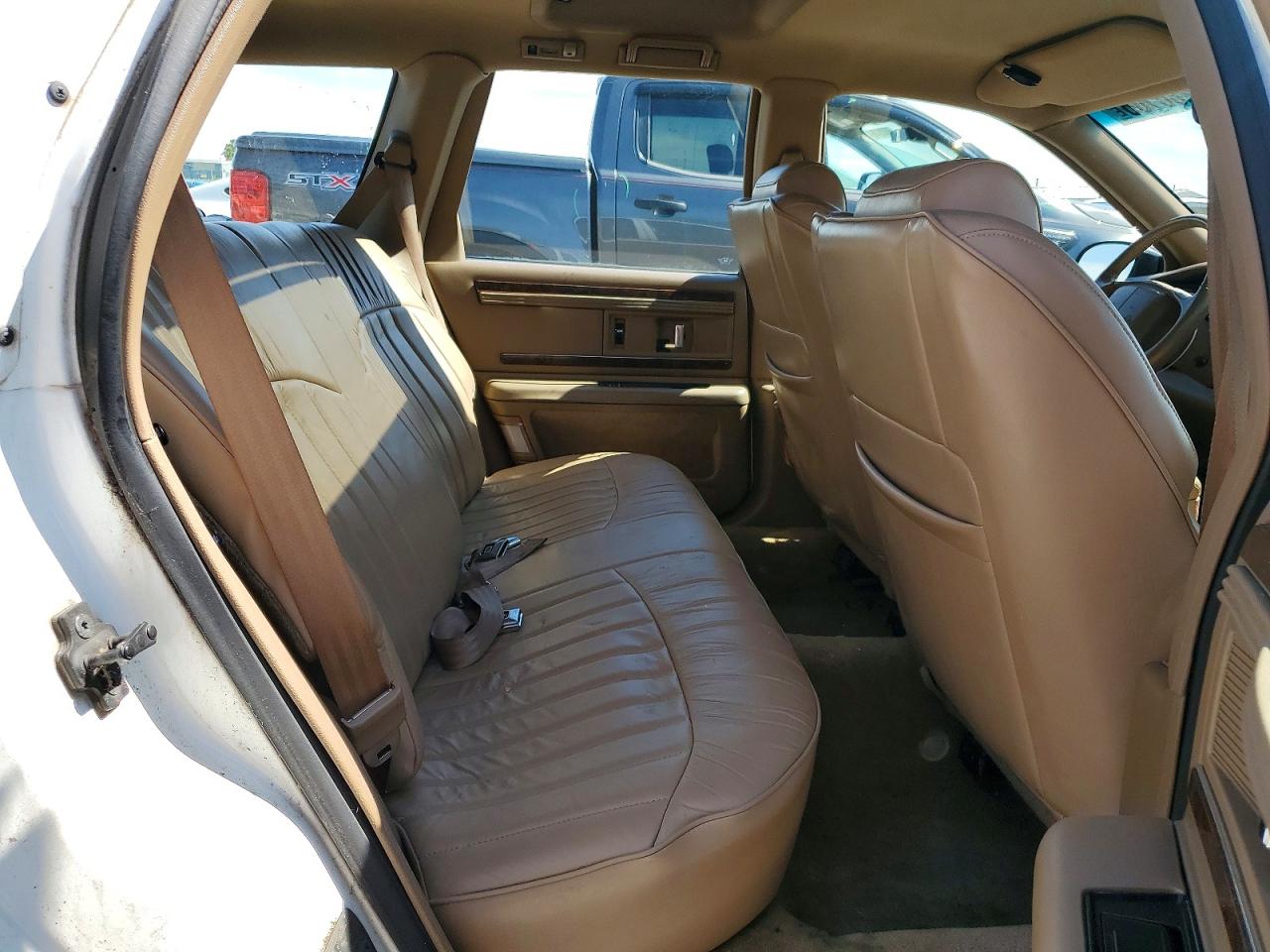 1996 Buick Roadmaster Base White vin: 1G4BR82PXTR418147