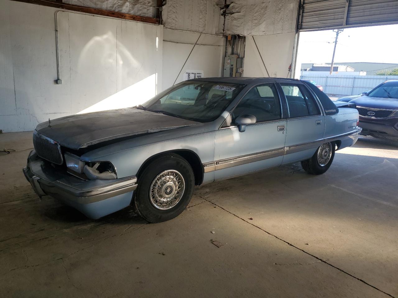 1992 Buick Roadmaster Limited Blue vin: 1G4BT5370NR457427