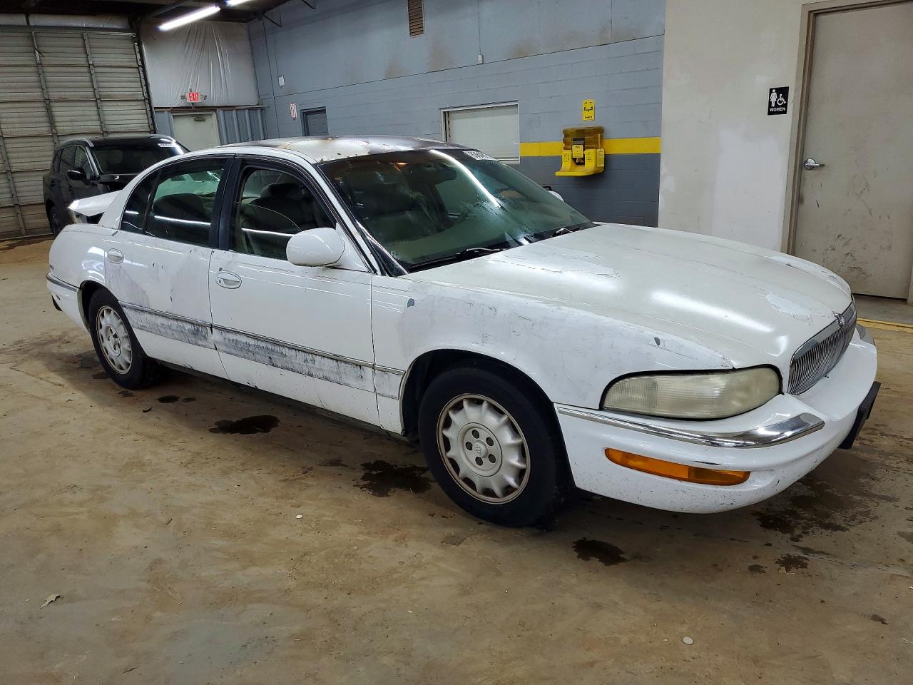 1999 Buick Park Avenue Ultra White vin: 1G4CU5212X4641105