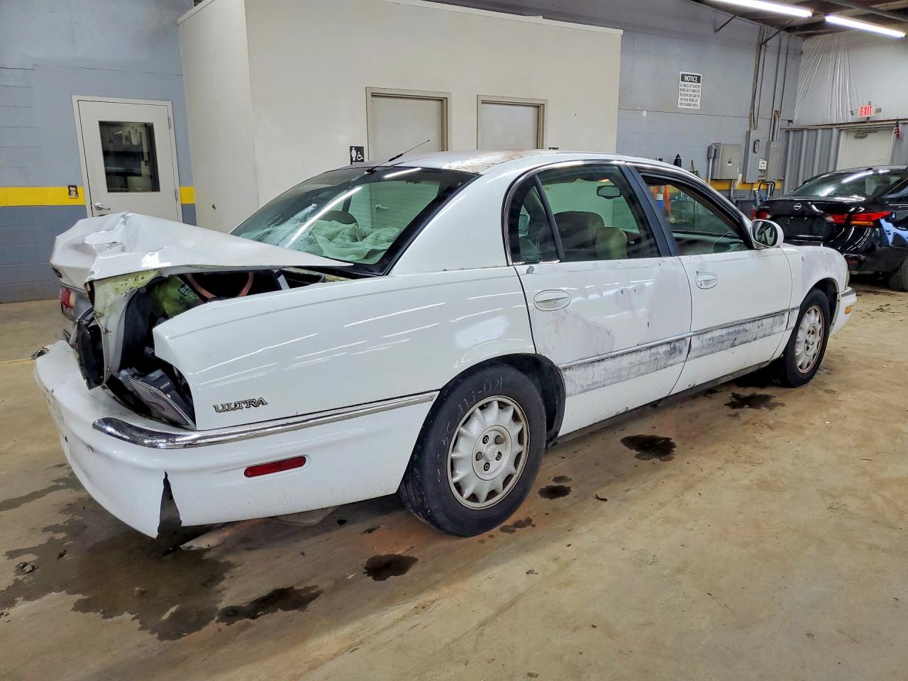 1999 Buick Park Avenue Ultra White vin: 1G4CU5212X4641105