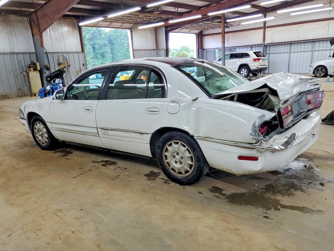 1999 Buick Park Avenue Ultra White vin: 1G4CU5212X4641105