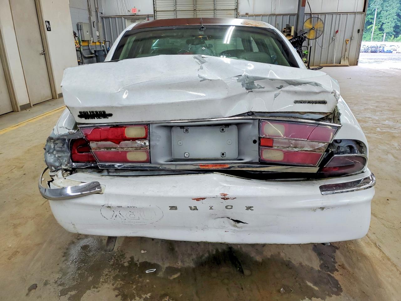 1999 Buick Park Avenue Ultra White vin: 1G4CU5212X4641105