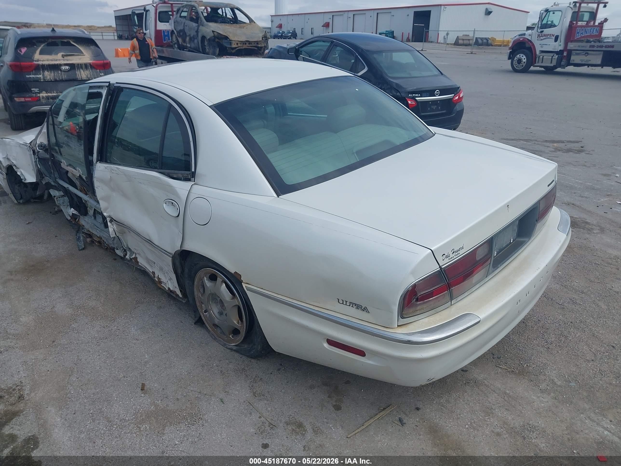 1999 Buick Park Avenue Ultra White vin: 1G4CU5214X4626668