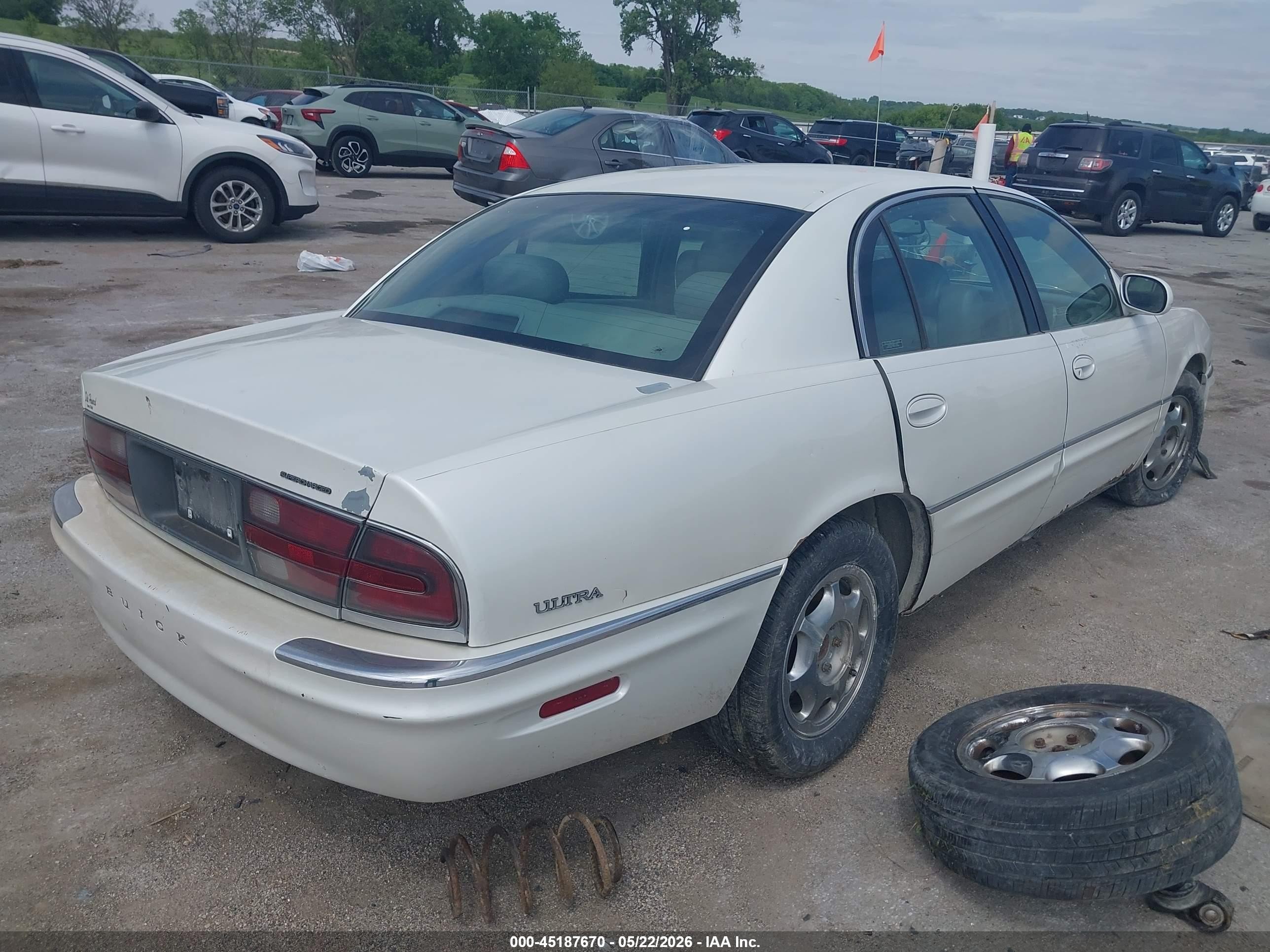 1999 Buick Park Avenue Ultra White vin: 1G4CU5214X4626668