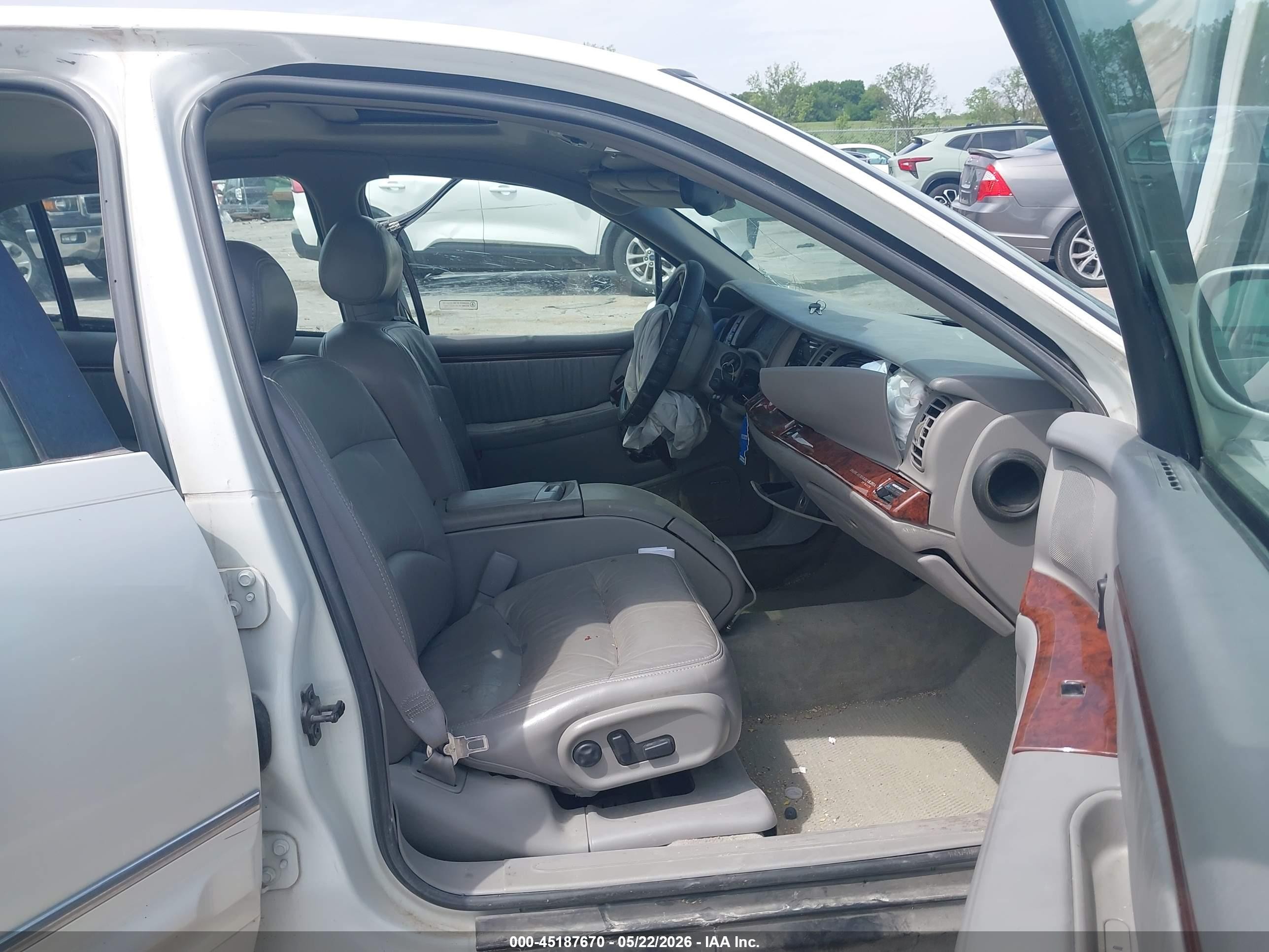 1999 Buick Park Avenue Ultra White vin: 1G4CU5214X4626668