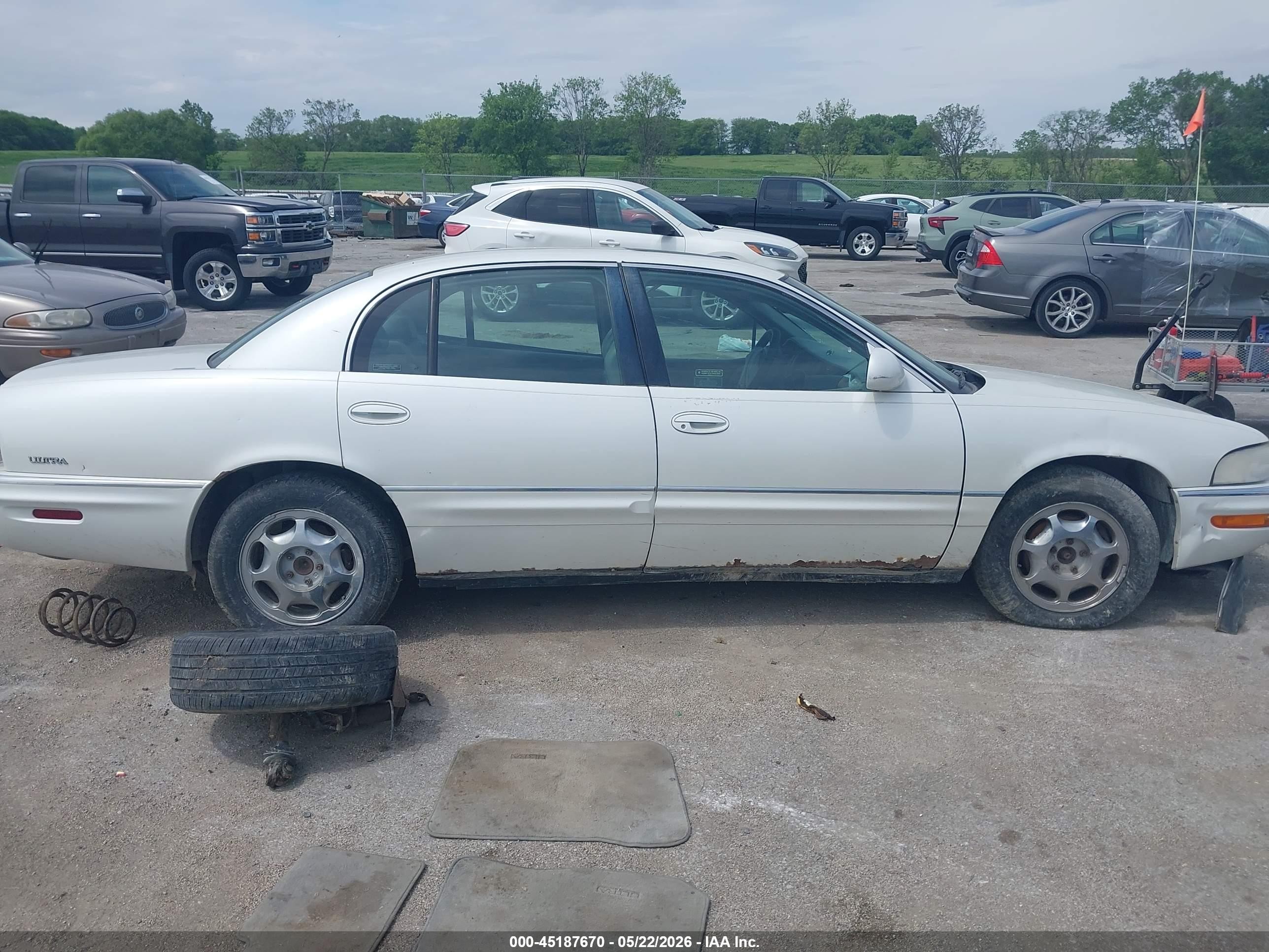 1999 Buick Park Avenue Ultra White vin: 1G4CU5214X4626668