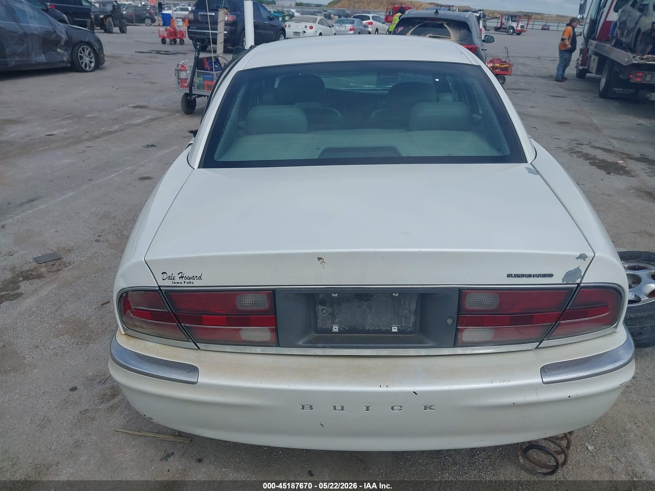 1999 Buick Park Avenue Ultra White vin: 1G4CU5214X4626668