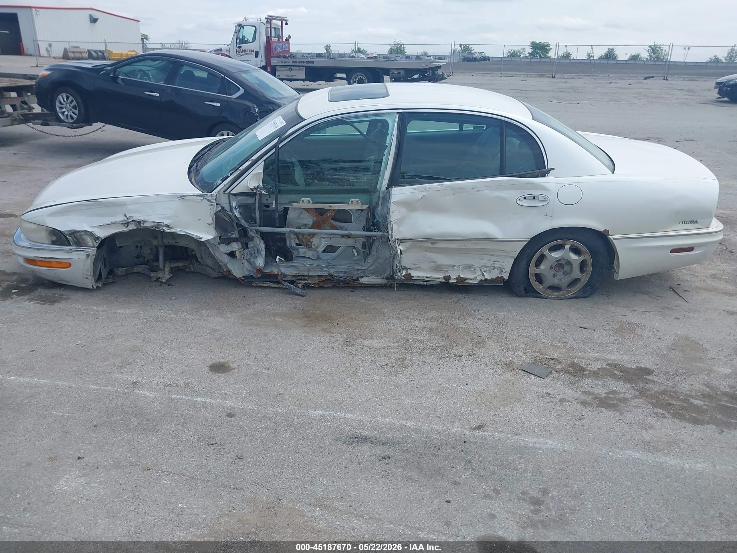 1999 Buick Park Avenue Ultra White vin: 1G4CU5214X4626668