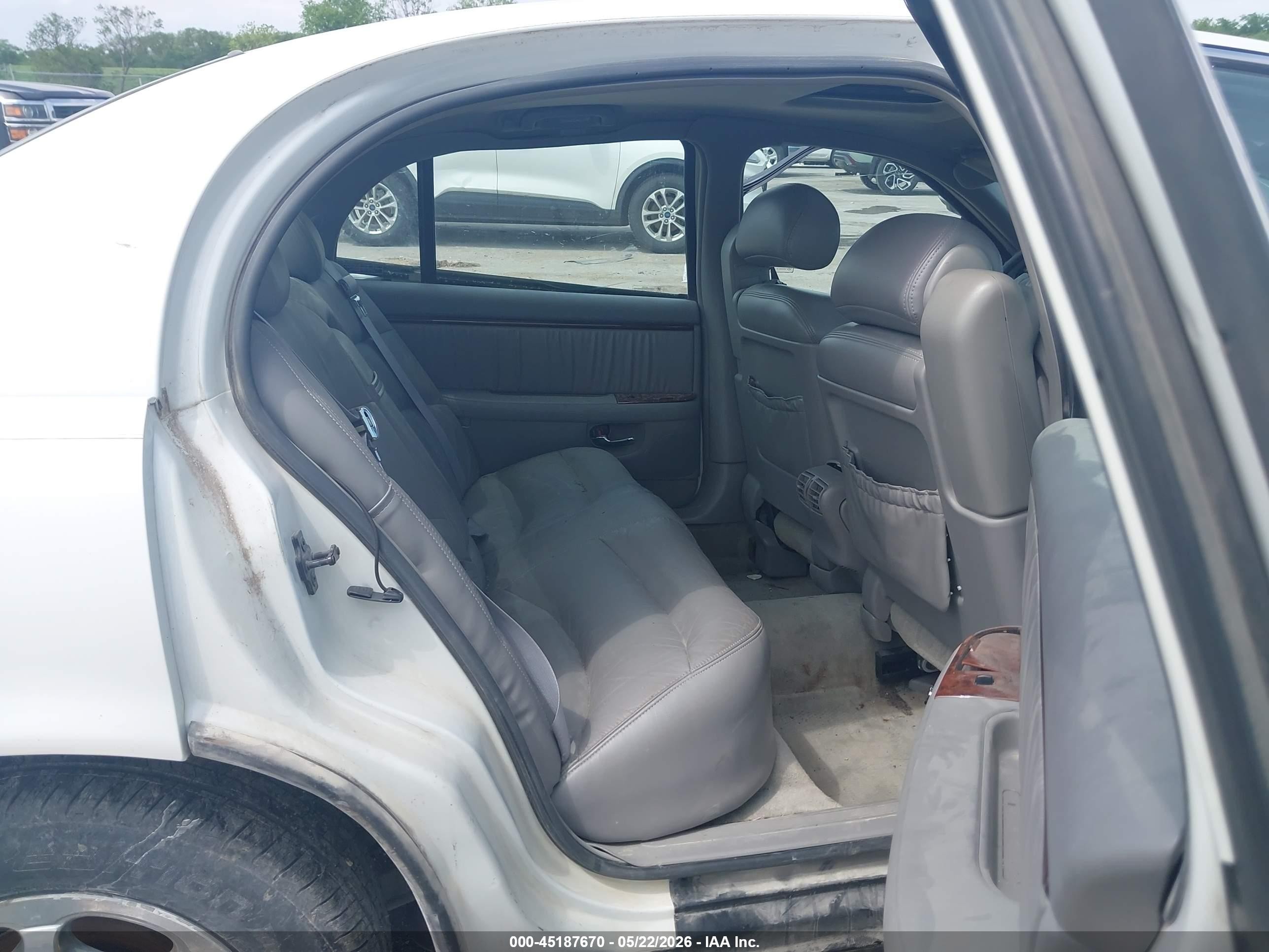 1999 Buick Park Avenue Ultra White vin: 1G4CU5214X4626668