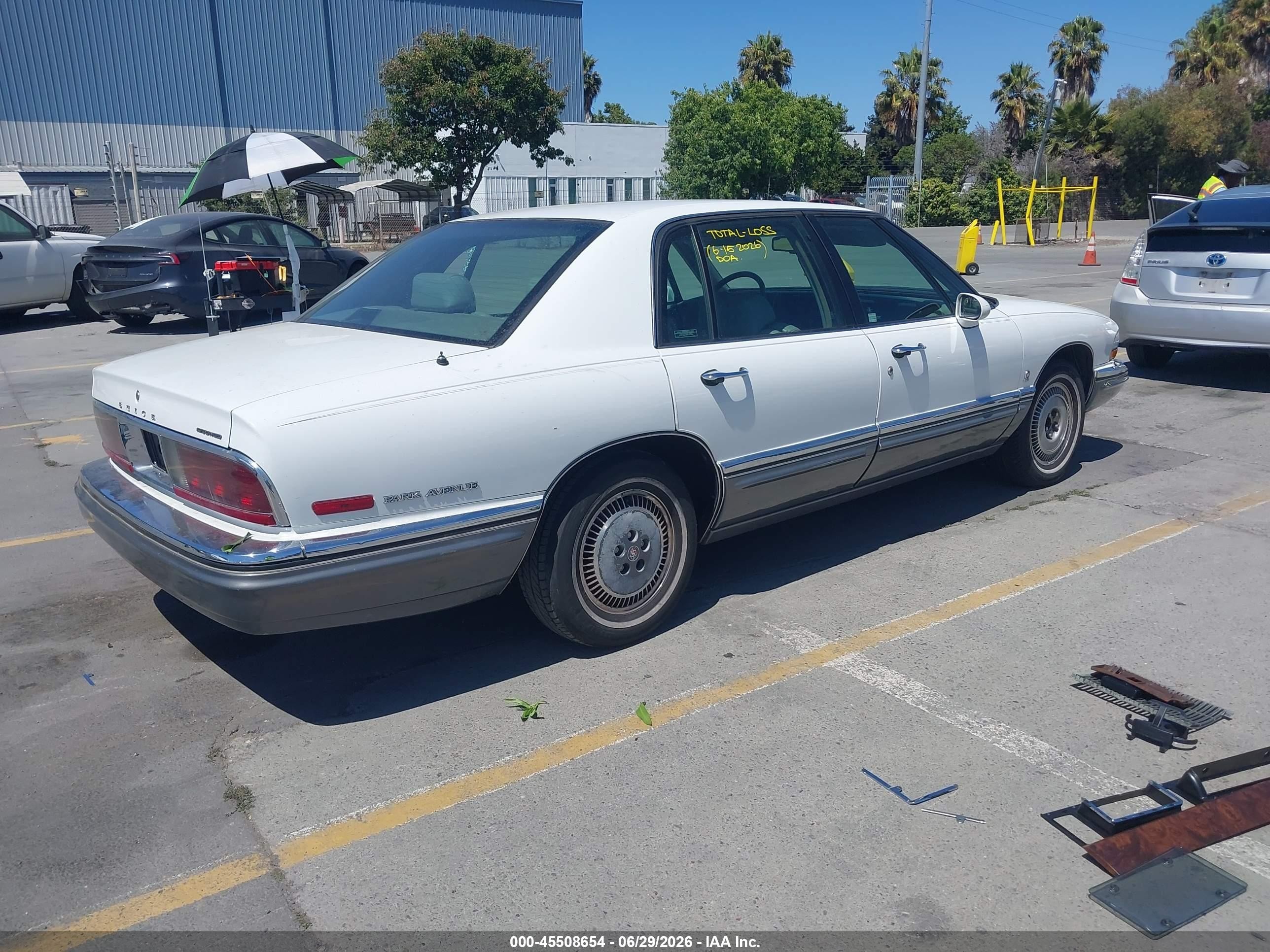 1993 Buick Park Avenue Ultra White vin: 1G4CU5315P1605540