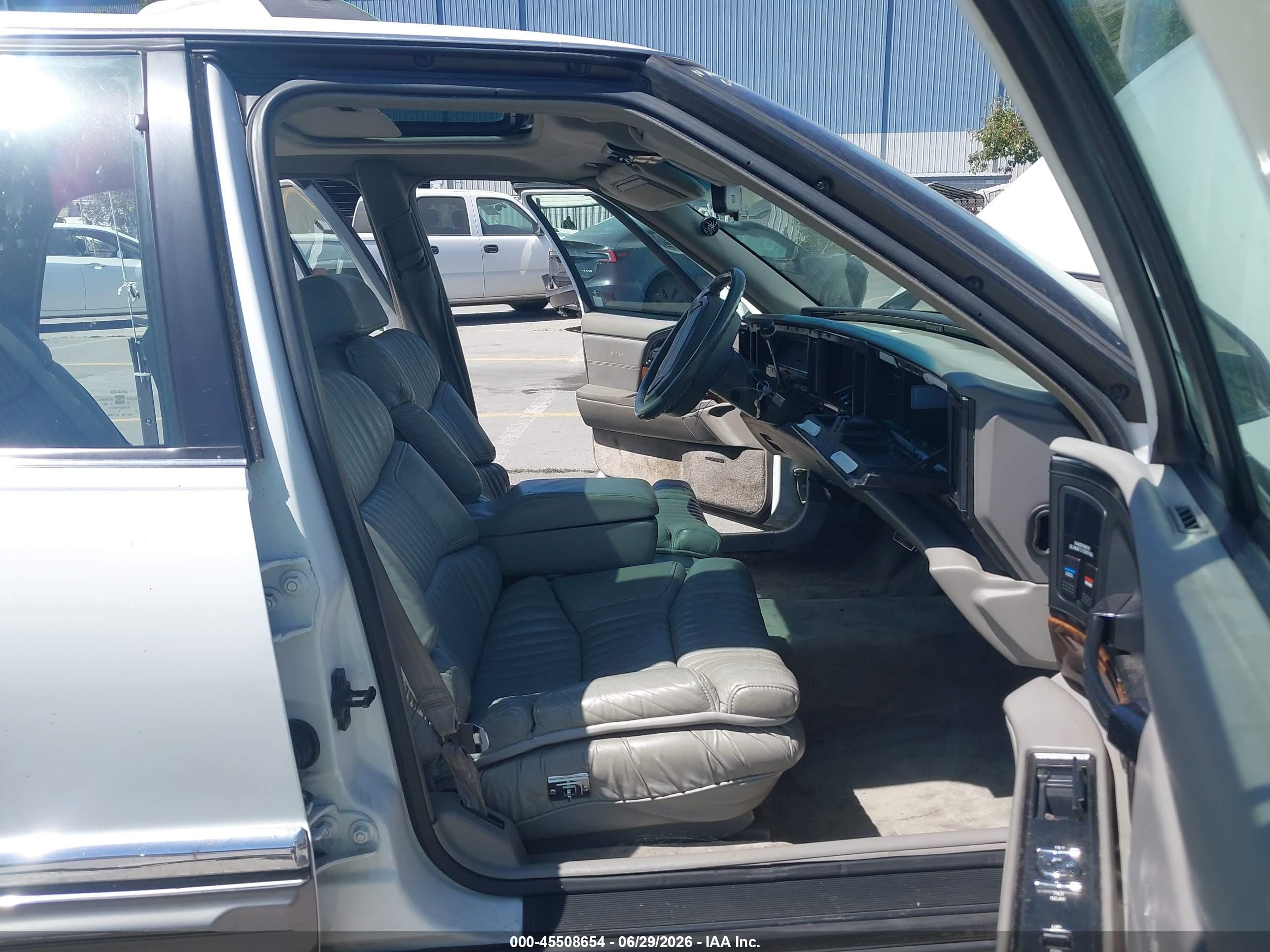1993 Buick Park Avenue Ultra White vin: 1G4CU5315P1605540