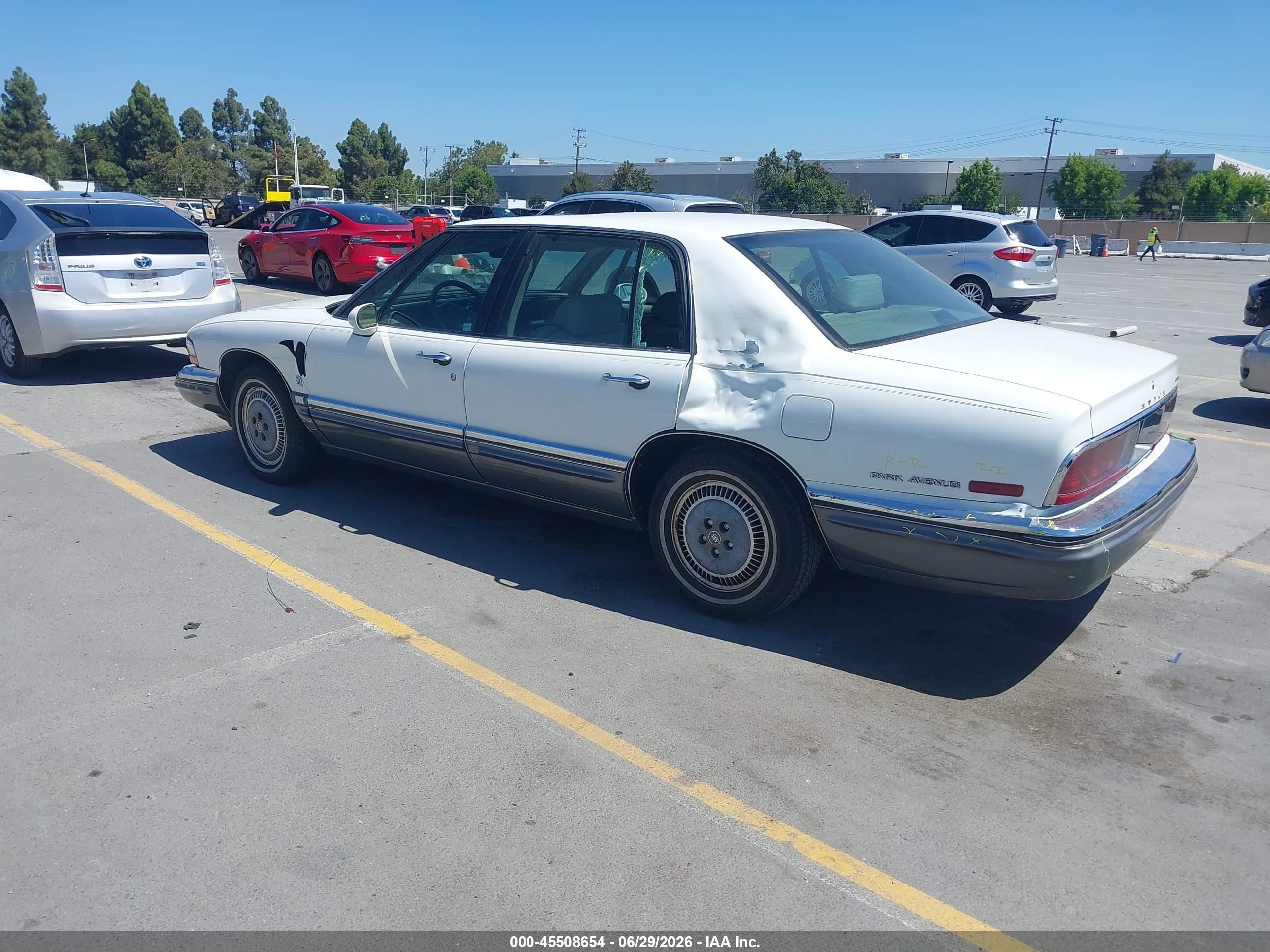 1993 Buick Park Avenue Ultra White vin: 1G4CU5315P1605540