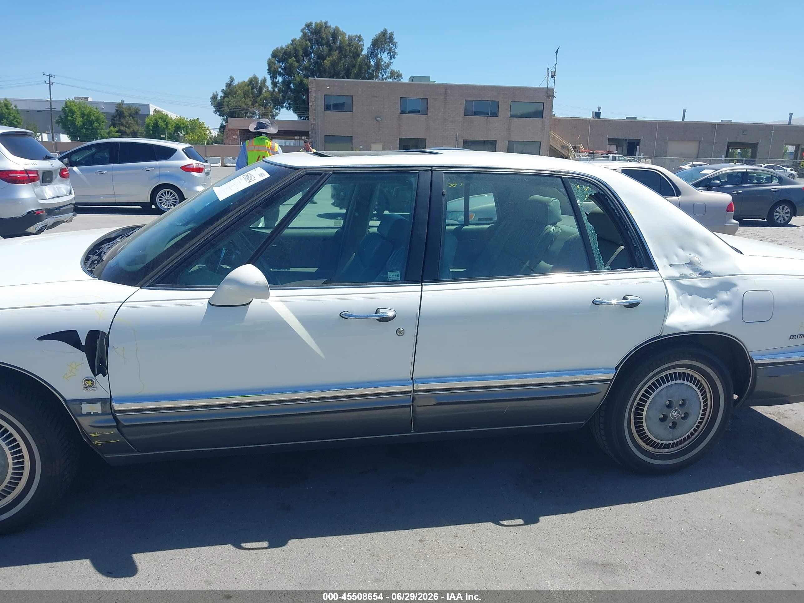 1993 Buick Park Avenue Ultra White vin: 1G4CU5315P1605540