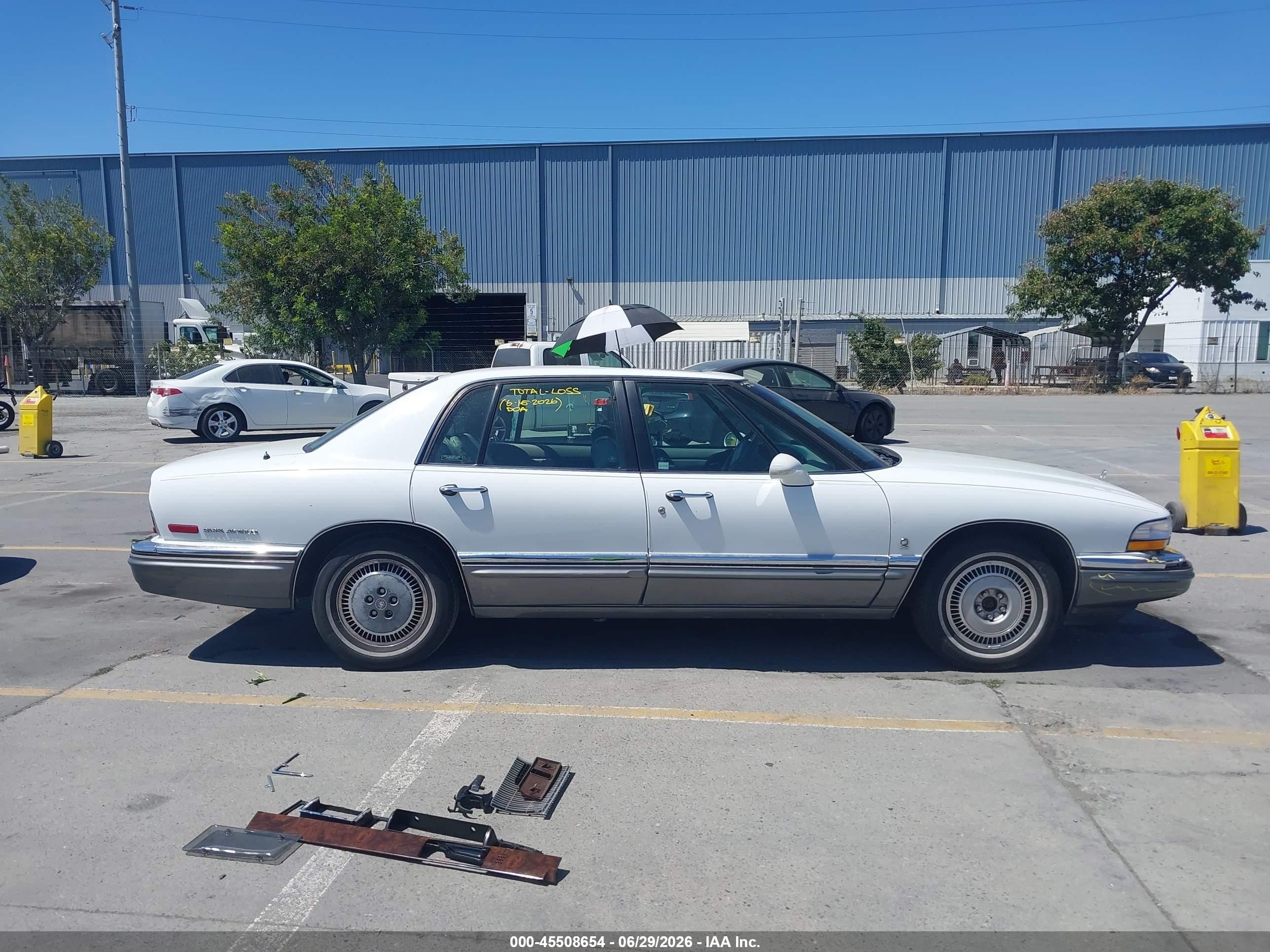 1993 Buick Park Avenue Ultra White vin: 1G4CU5315P1605540