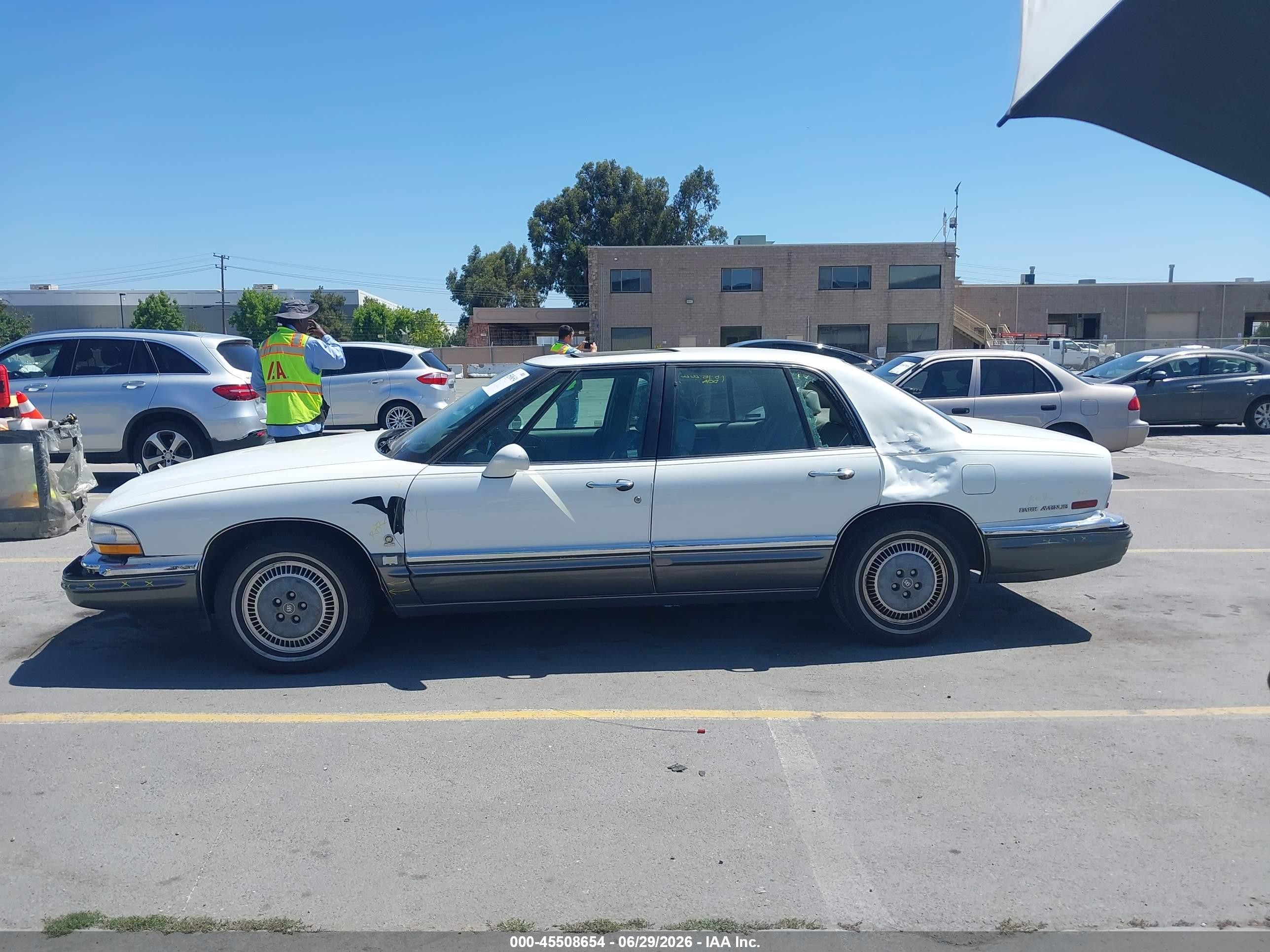 1993 Buick Park Avenue Ultra White vin: 1G4CU5315P1605540