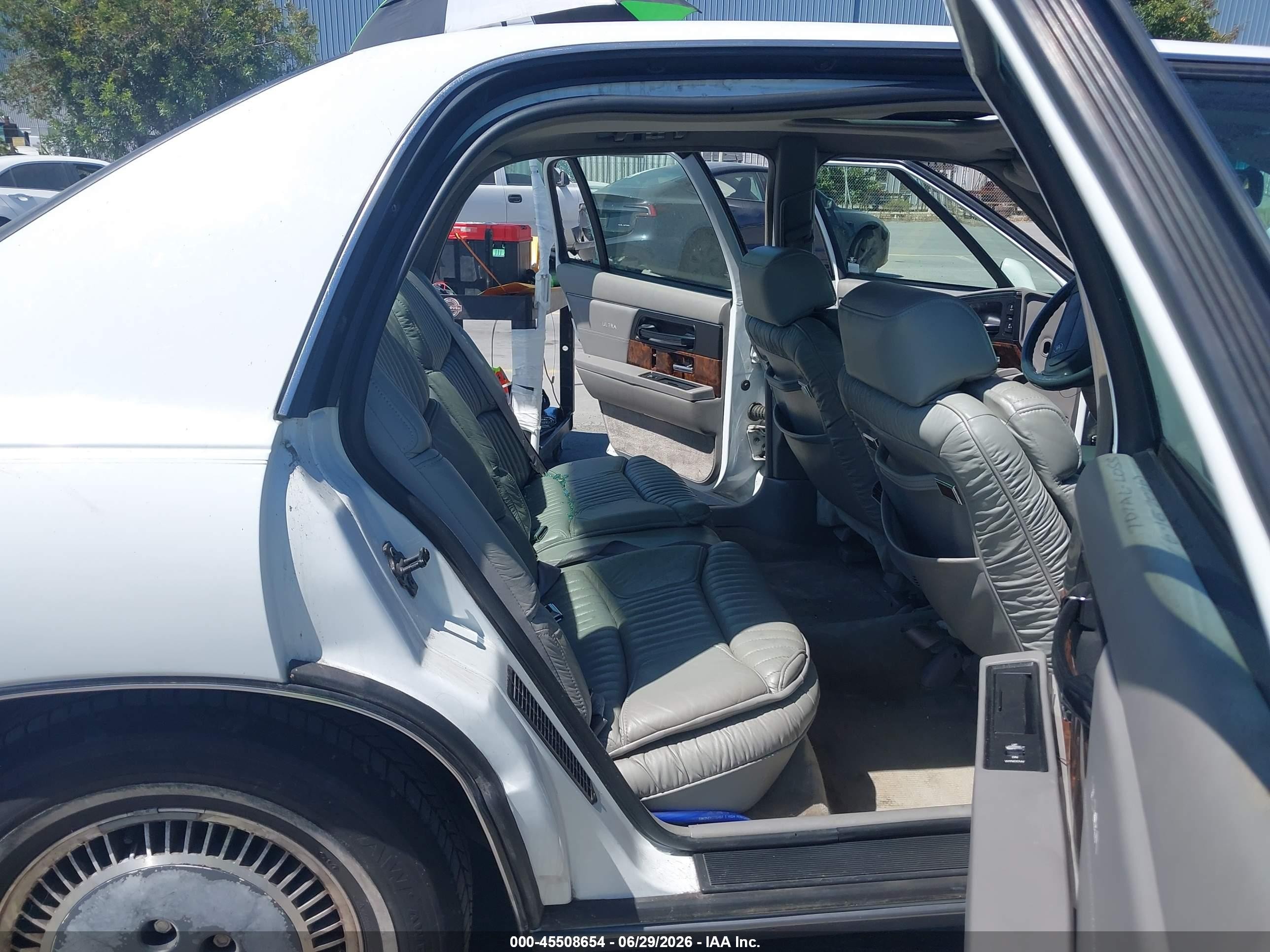 1993 Buick Park Avenue Ultra White vin: 1G4CU5315P1605540