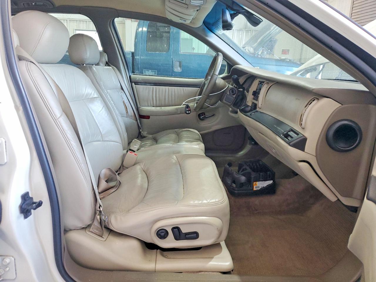 2001 Buick Park Avenue Ultra White vin: 1G4CU541014199333