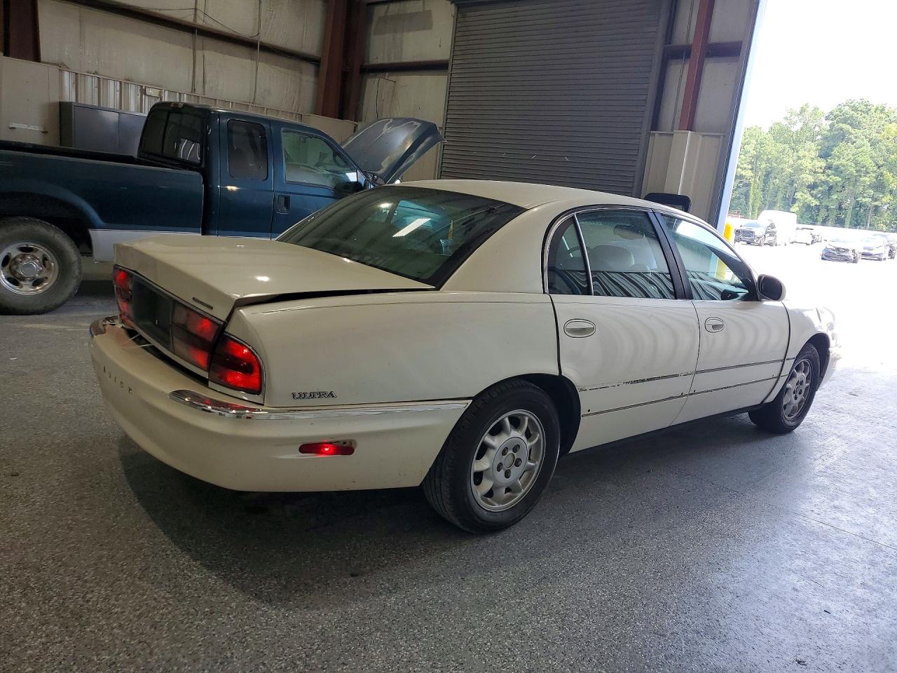 2001 Buick Park Avenue Ultra White vin: 1G4CU541014199333