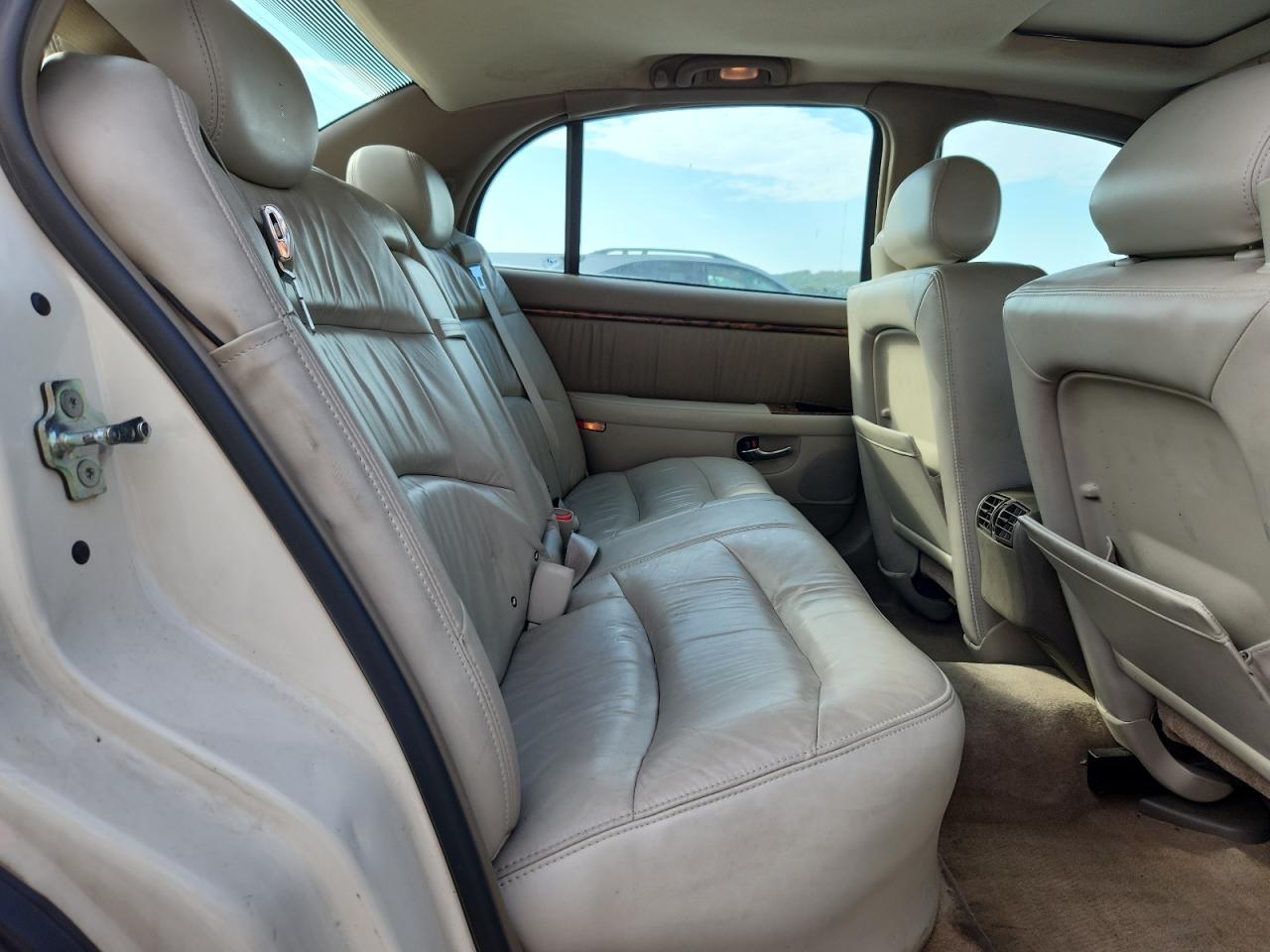 2004 Buick Park Avenue Ultra White vin: 1G4CU541044146975