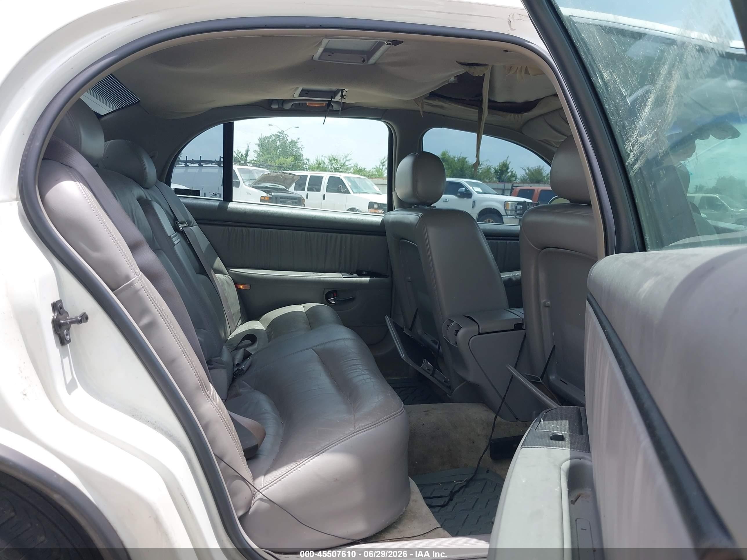 2000 Buick Park Avenue Ultra White vin: 1G4CU5411Y4256777