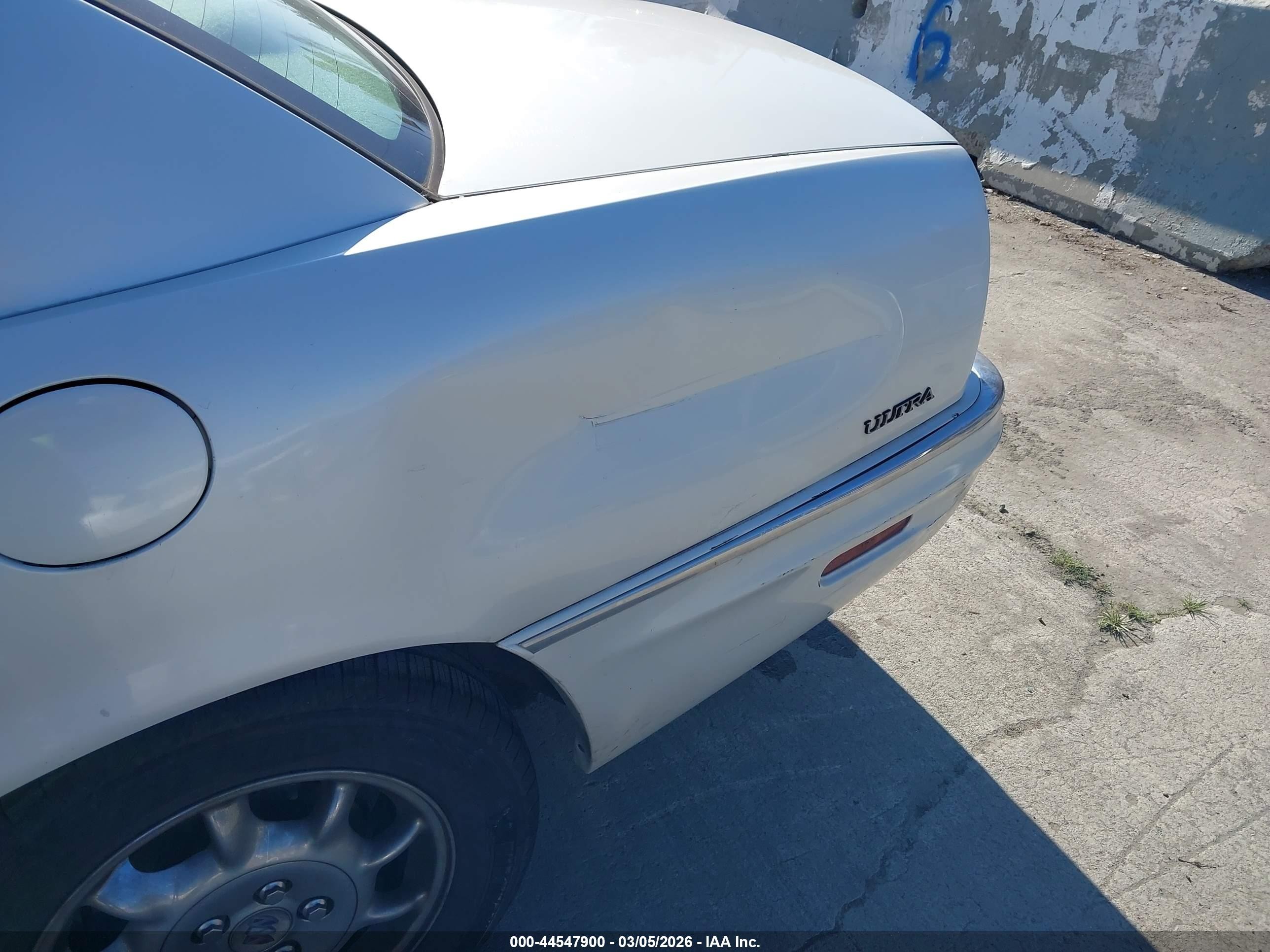 2000 Buick Park Avenue Ultra White vin: 1G4CU5414Y4277140