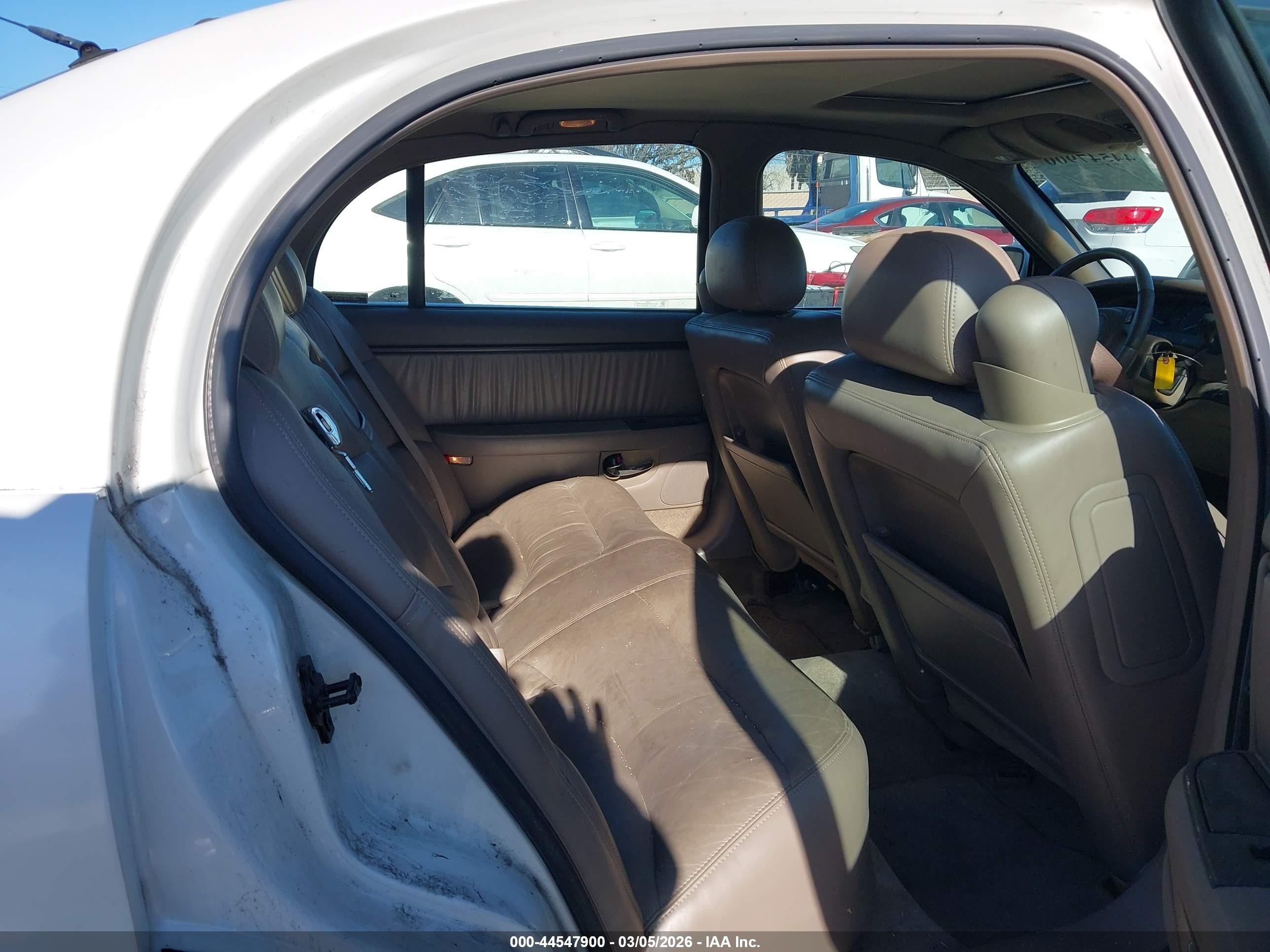 2000 Buick Park Avenue Ultra White vin: 1G4CU5414Y4277140