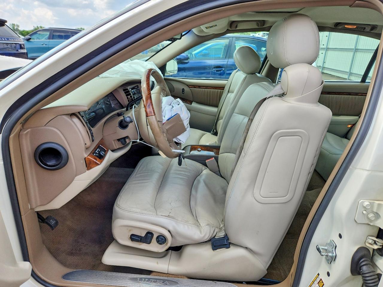 2005 Buick Park Avenue Ultra White vin: 1G4CU541554100348