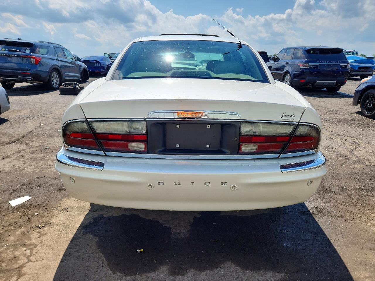 2005 Buick Park Avenue Ultra White vin: 1G4CU541554100348