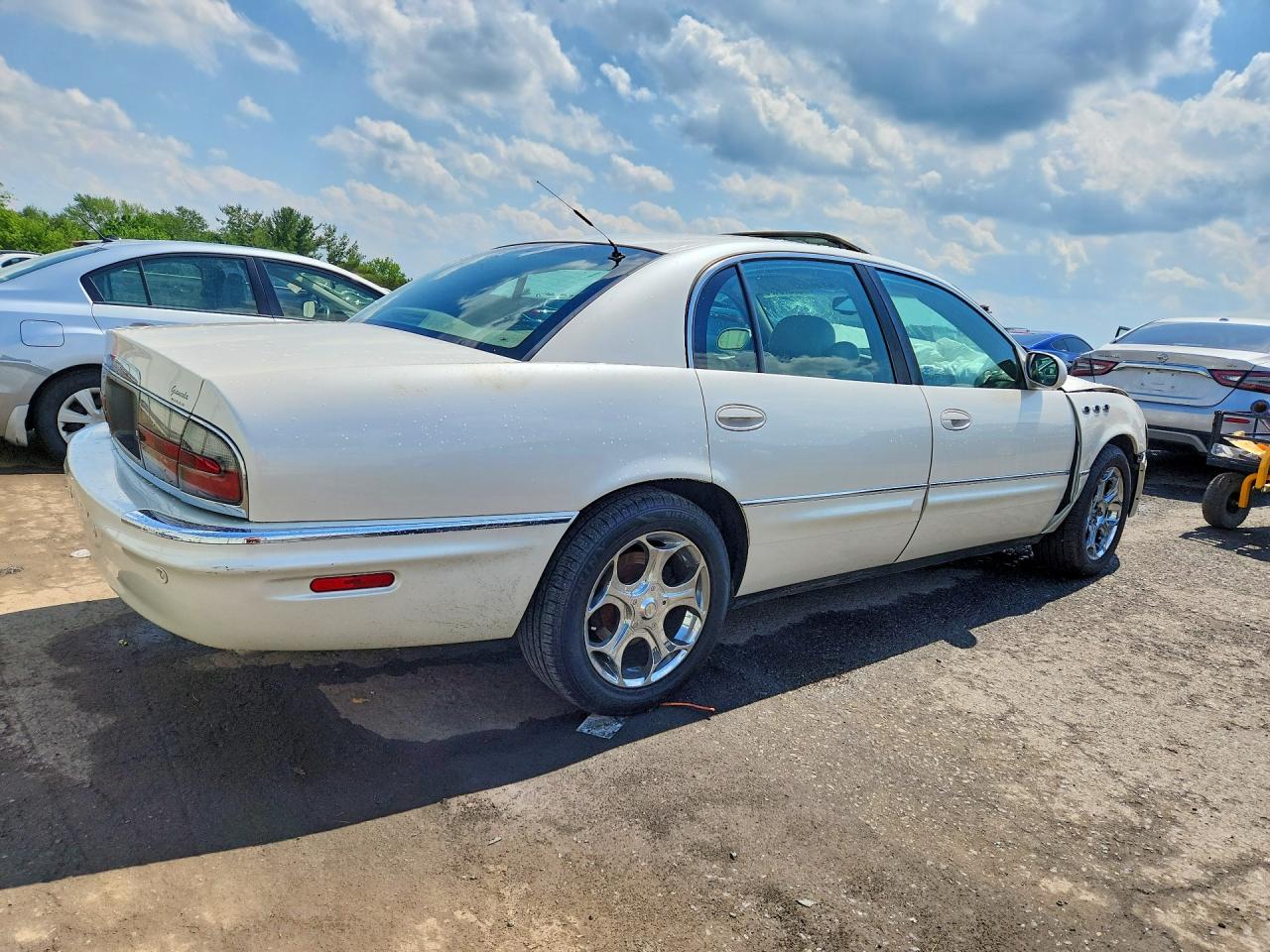 2005 Buick Park Avenue Ultra White vin: 1G4CU541554100348