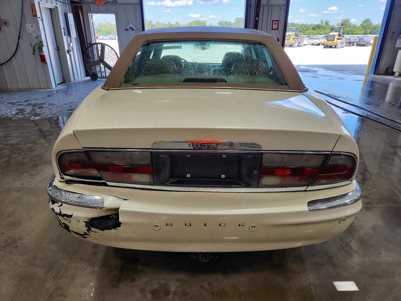 2005 Buick Park Avenue Ultra White vin: 1G4CU541554106568
