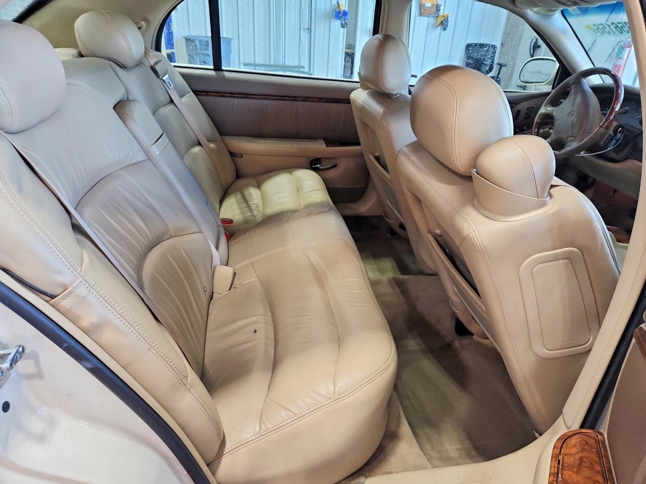 2005 Buick Park Avenue Ultra White vin: 1G4CU541554106568