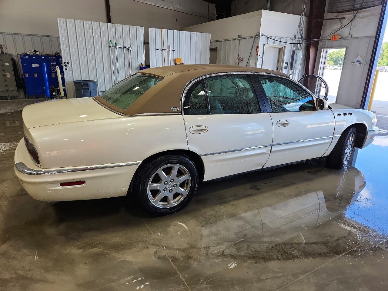 2005 Buick Park Avenue Ultra White vin: 1G4CU541554106568