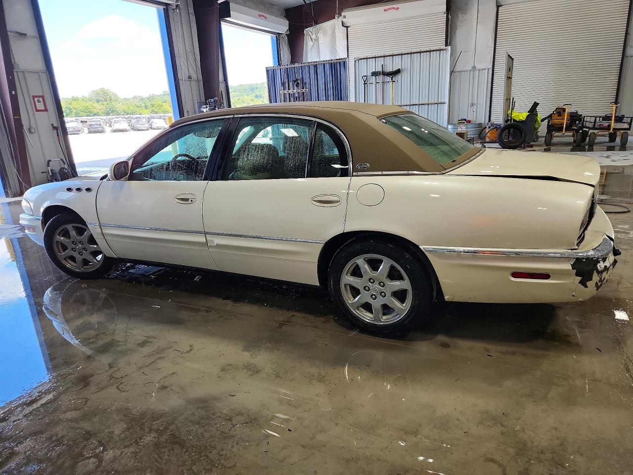 2005 Buick Park Avenue Ultra White vin: 1G4CU541554106568